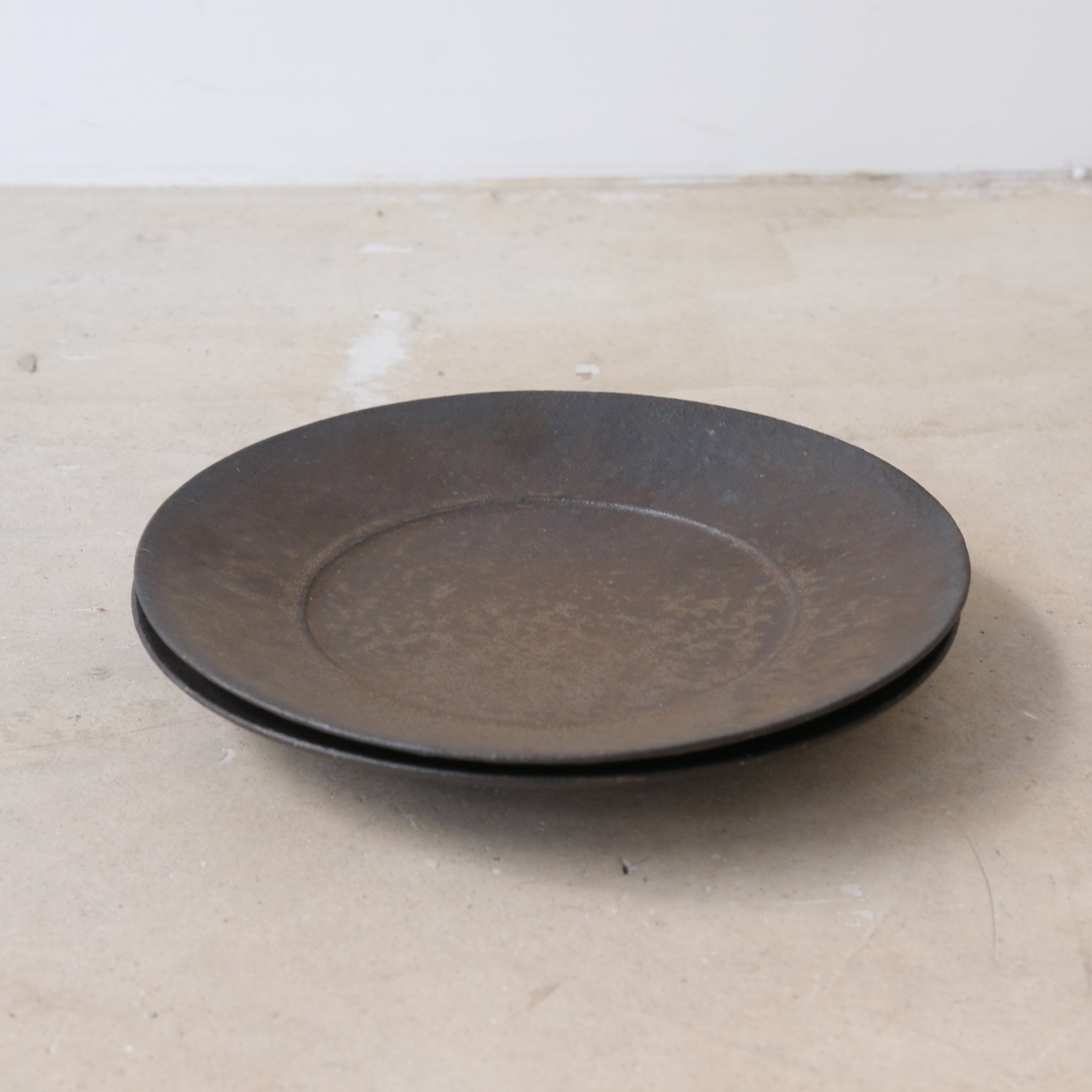 Assiette en grès D 24,5cm - marron irisé de Yamato Kobayashi chez Brutal Ceramics