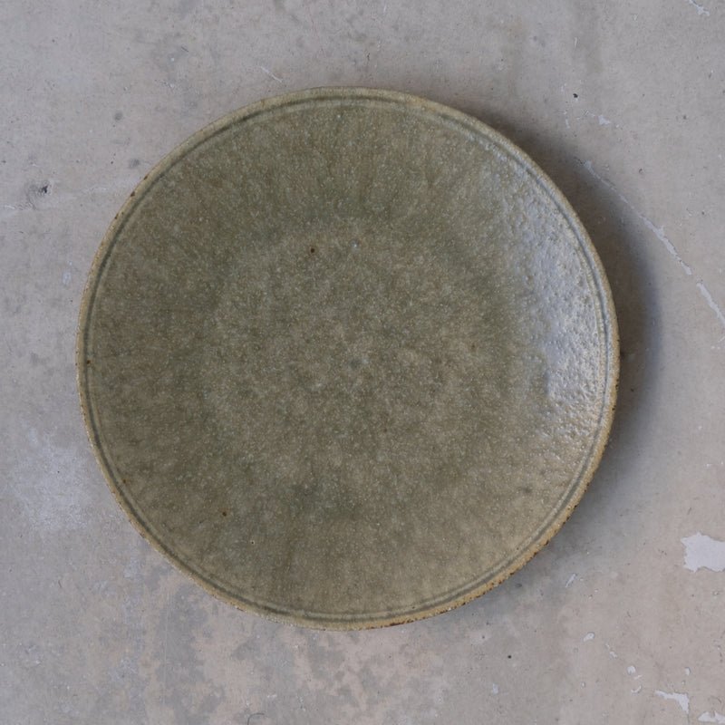 Assiette en grès D 16cm - vert de Yamato Kobayashi chez Brutal Ceramics