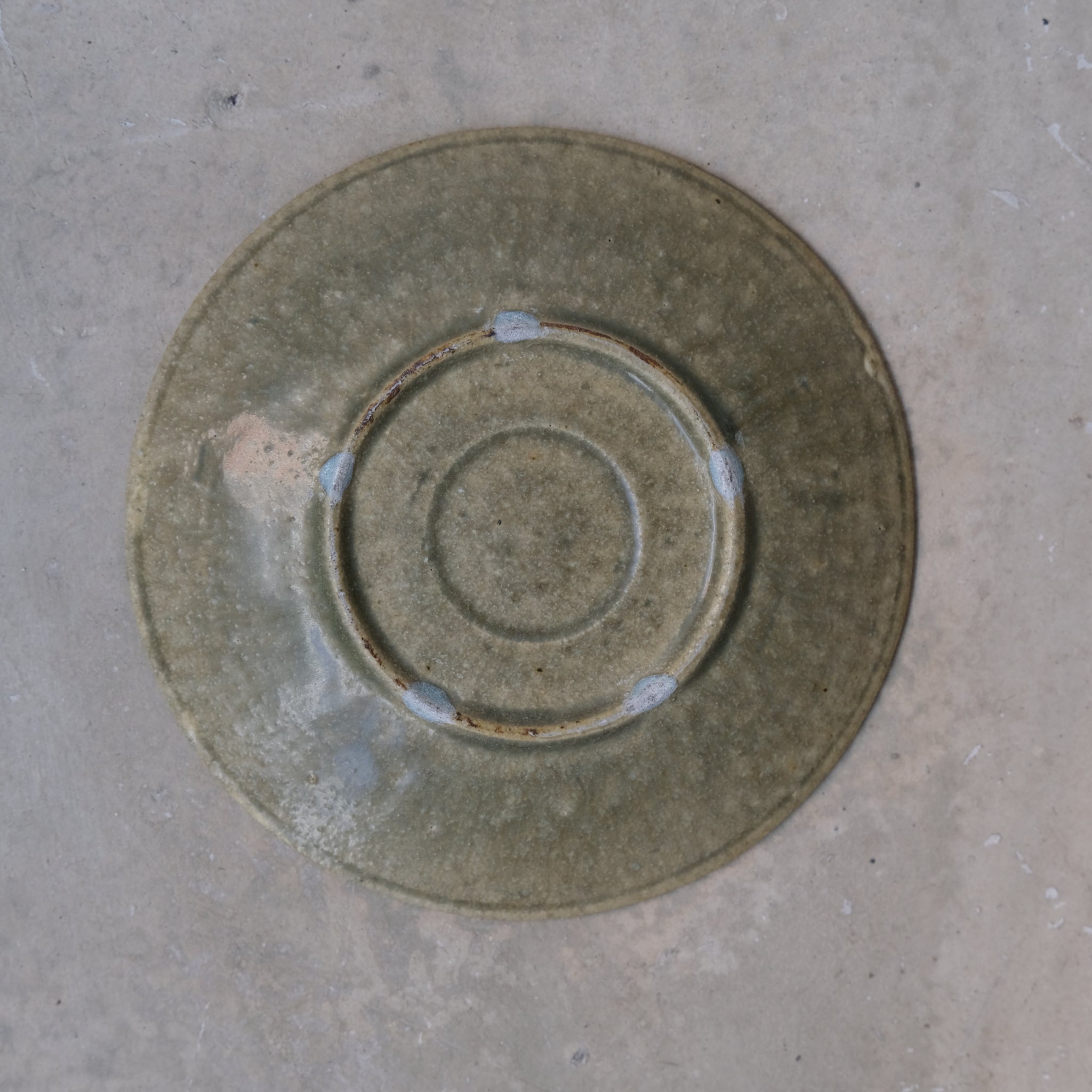 Assiette en grès D 16cm - vert de Yamato Kobayashi chez Brutal Ceramics