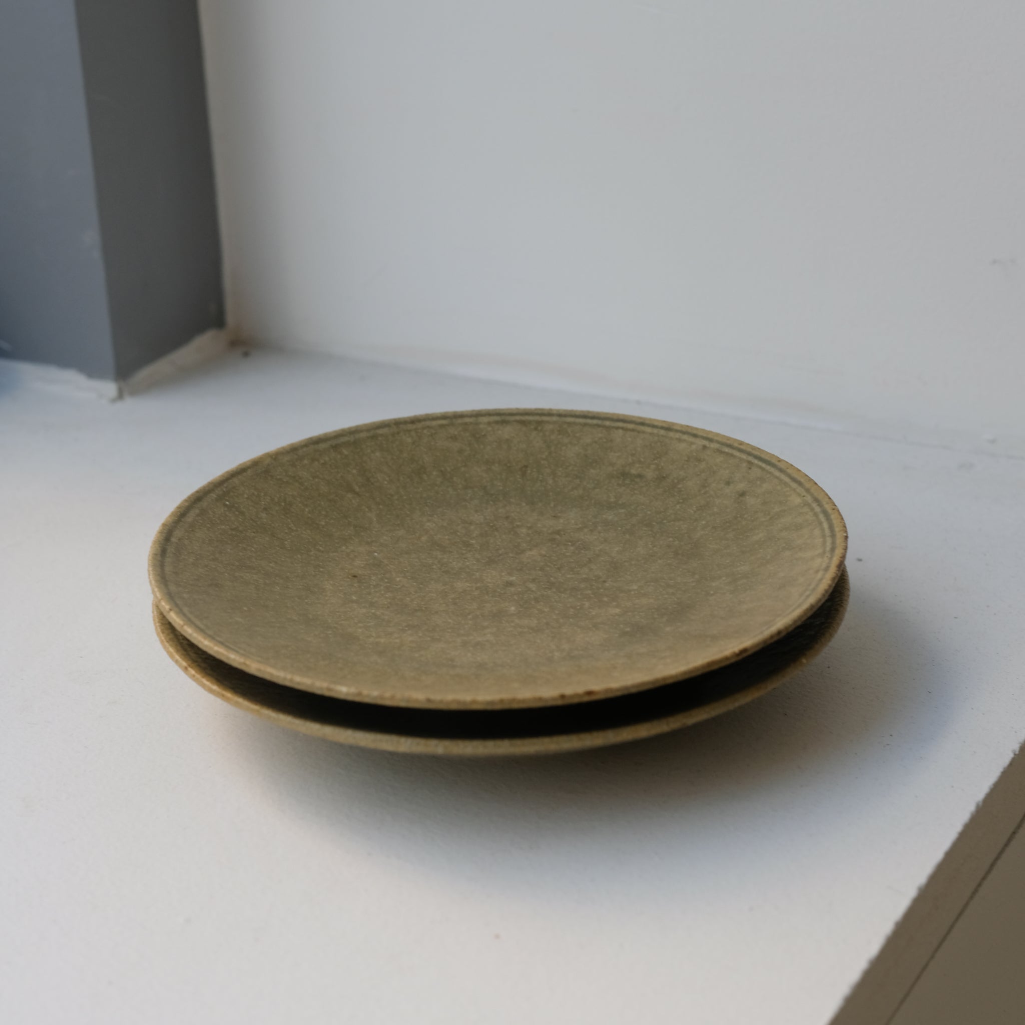 Assiette en grès D 16cm - vert de Yamato Kobayashi chez Brutal Ceramics