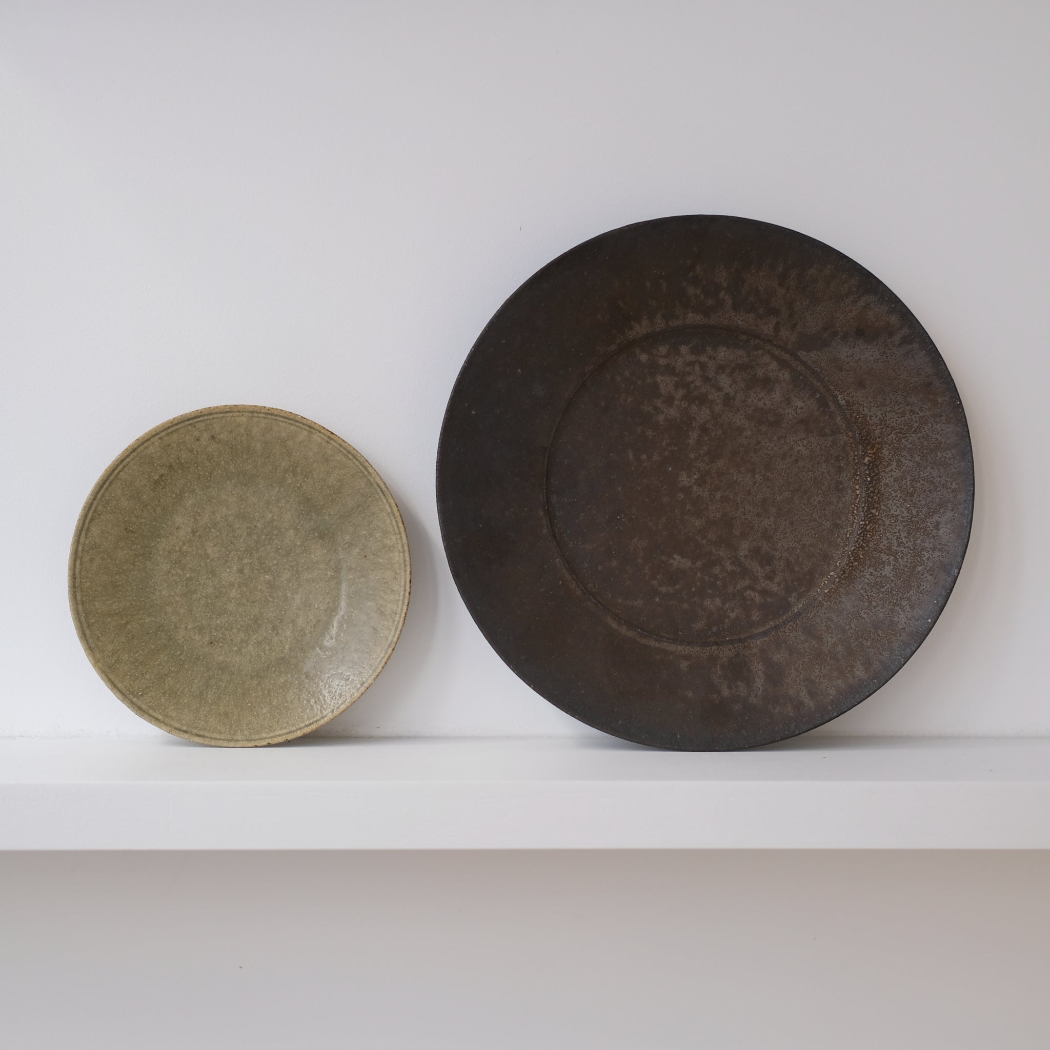 Assiette en grès D 24,5cm - marron irisé de Yamato Kobayashi chez Brutal Ceramics