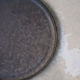 Assiette en grès D 22cm - marron irisé de Yamato Kobayashi chez Brutal Ceramics