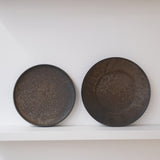 Assiette en grès D 24,5cm - marron irisé de Yamato Kobayashi chez Brutal Ceramics
