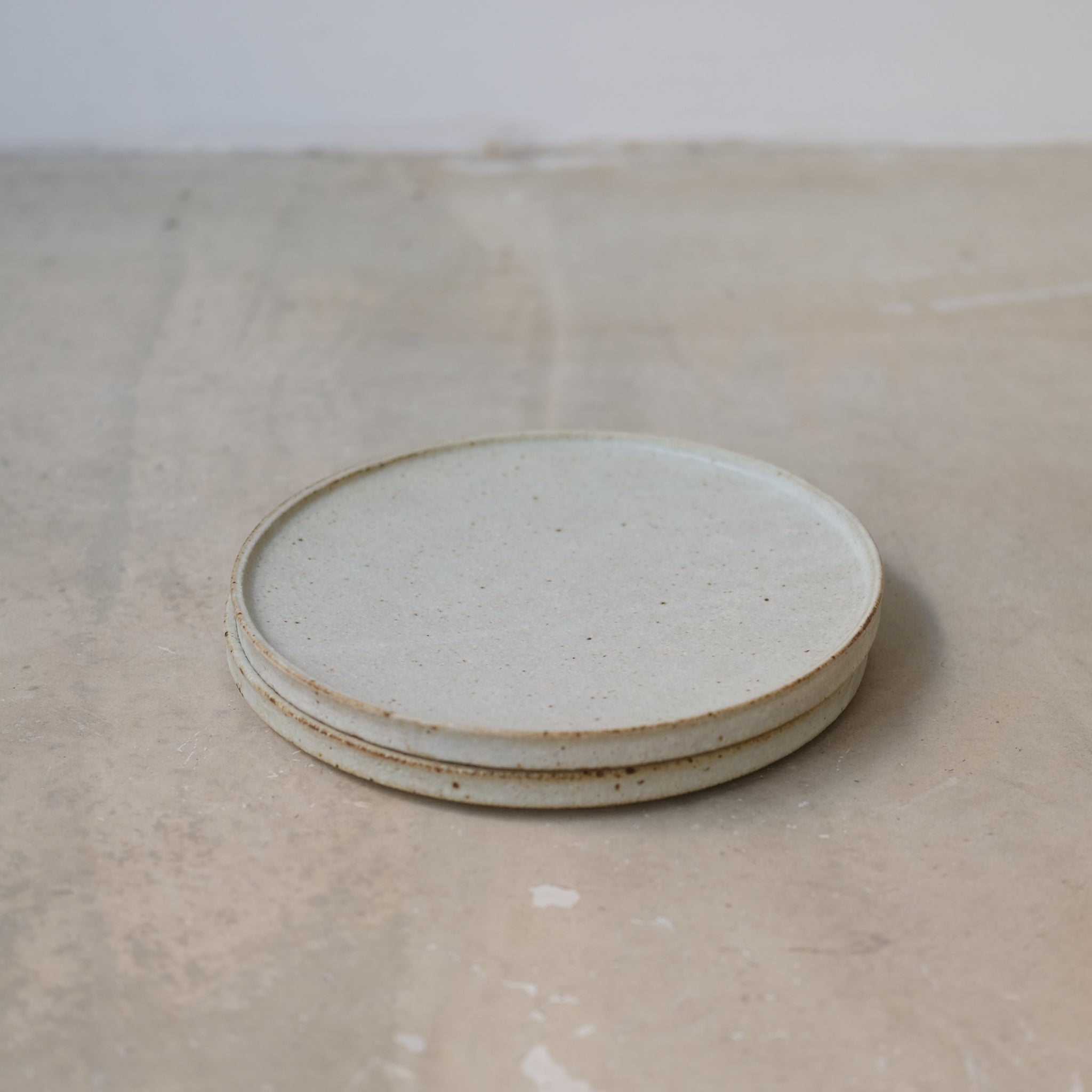 Assiette en grès D 22cm - blanc kohiki de Yamato Kobayashi chez Brutal Ceramics