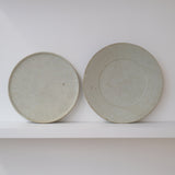 Assiette en grès D 22cm - blanc kohiki de Yamato Kobayashi chez Brutal Ceramics