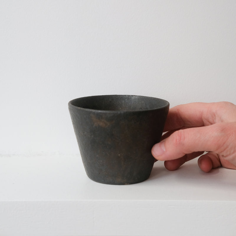 Tasse en grès 130ml - marron irisé de Yamato Kobayashi chez Brutal Ceramics