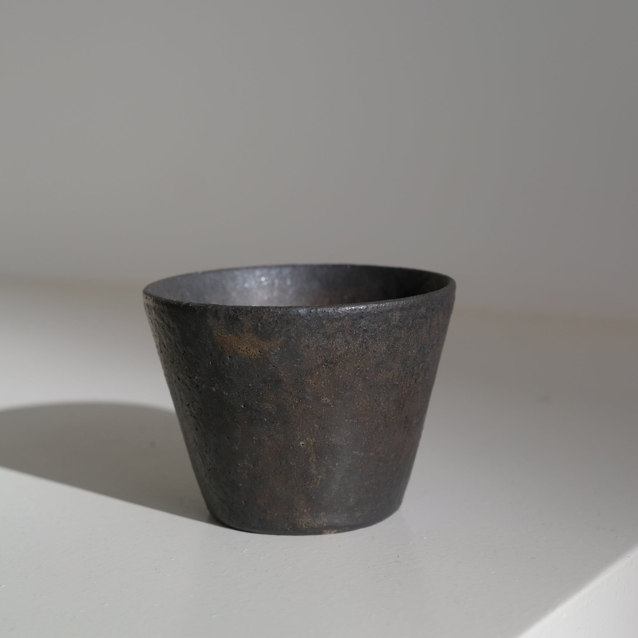 Tasse en grès 130ml - marron irisé de Yamato Kobayashi chez Brutal Ceramics