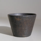 Tasse en grès 130ml - marron irisé de Yamato Kobayashi chez Brutal Ceramics