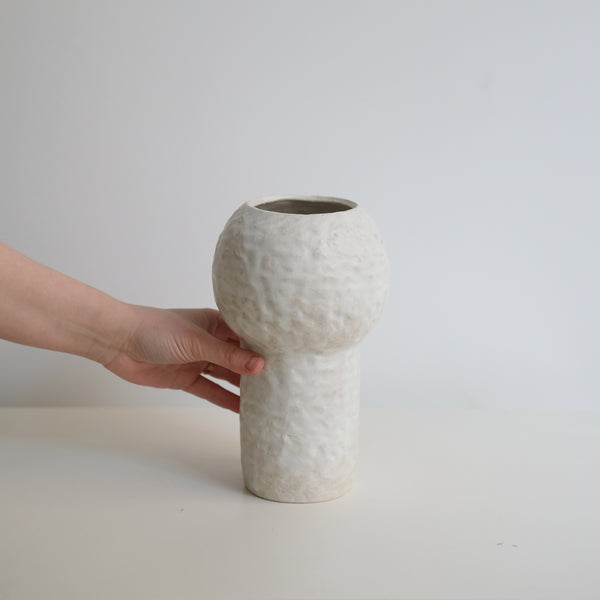 Vase 01 en grès blanc H24cm - Blanc texturé mat de Claire Cosnefroy chez Brutal CeramicsVase 01 en grès blanc H24cm - Blanc texturé mat de Claire Cosnefroy chez Brutal Ceramics