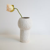 Vase 01 en grès blanc H24cm - Blanc texturé mat de Claire Cosnefroy chez Brutal Ceramics
