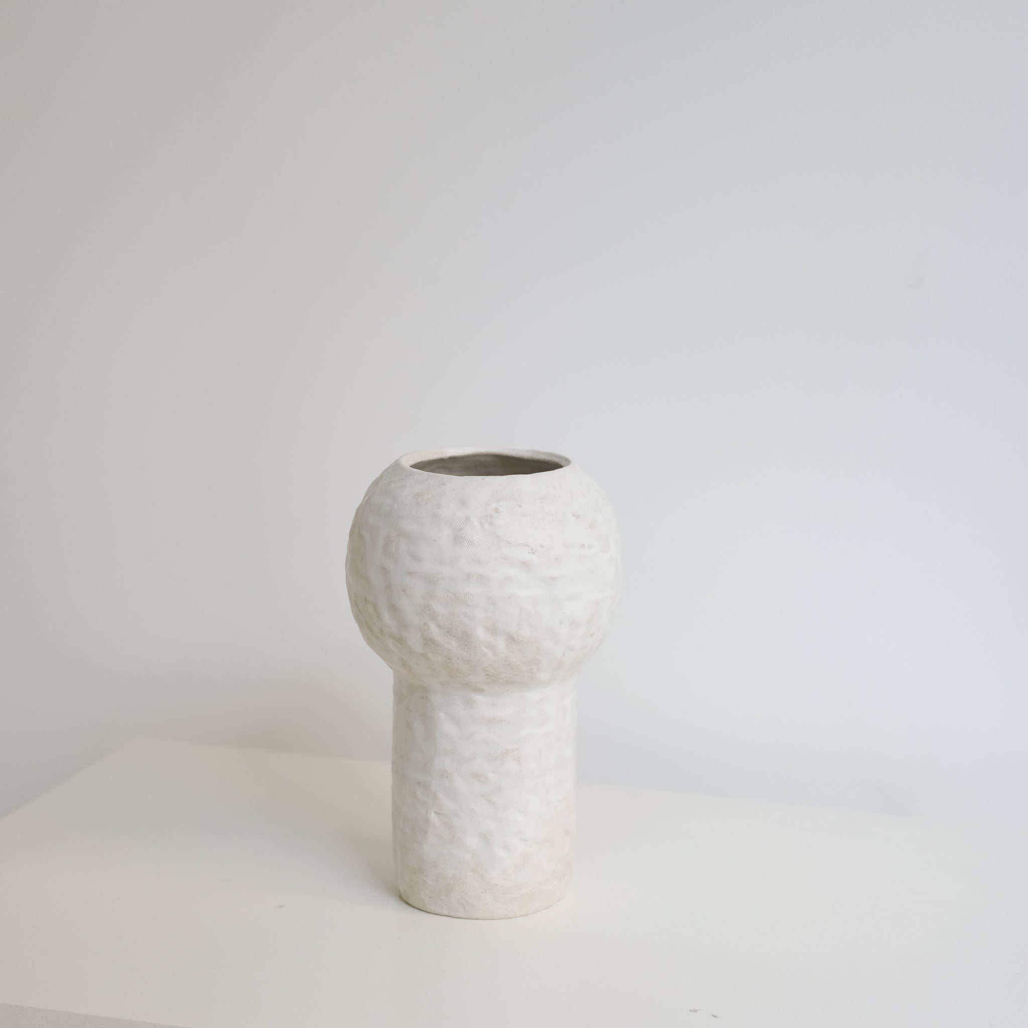 Vase 01 en grès blanc H24cm - Blanc texturé mat de Claire Cosnefroy chez Brutal Ceramics
