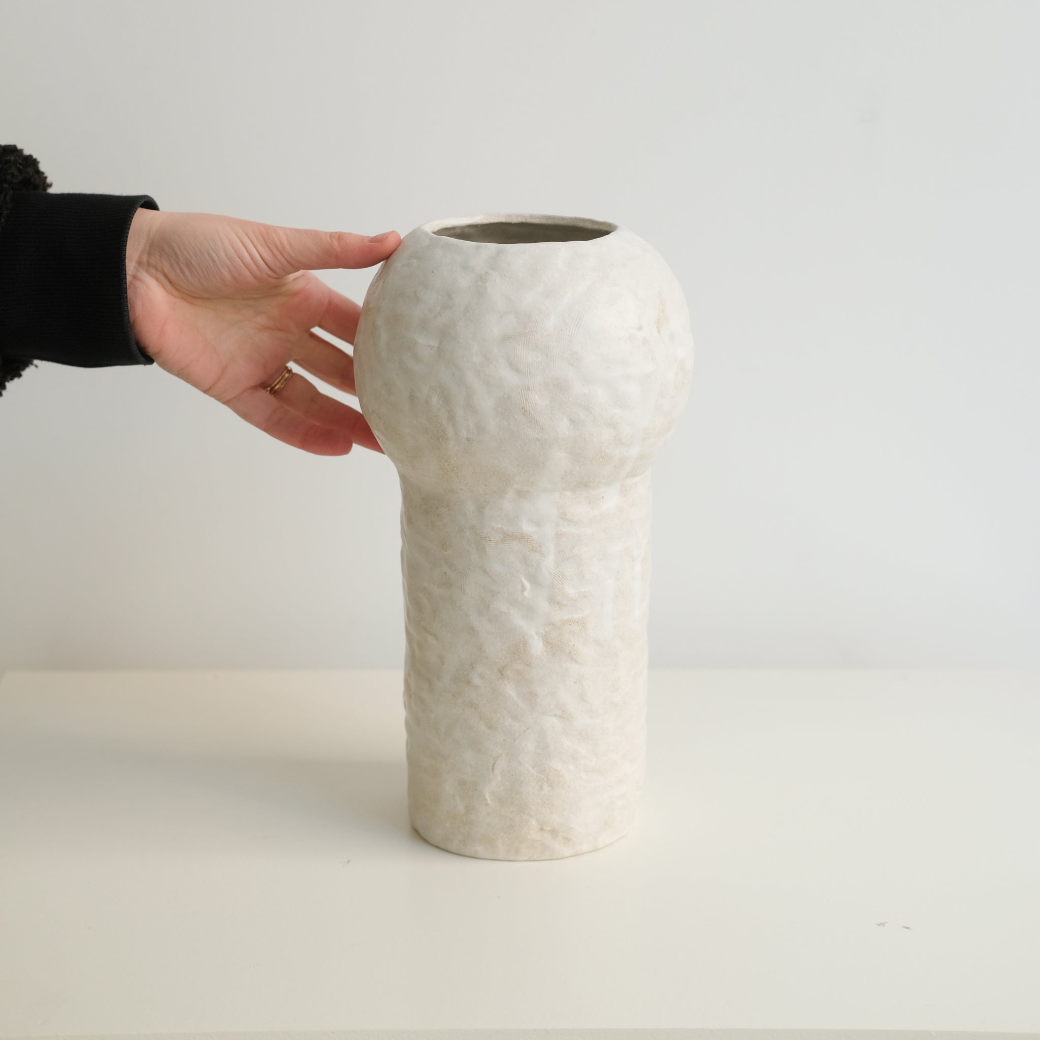 Vase 02 en grès blanc H29cm - Blanc texturé mat de Claire Cosnefroy chez Brutal Ceramics