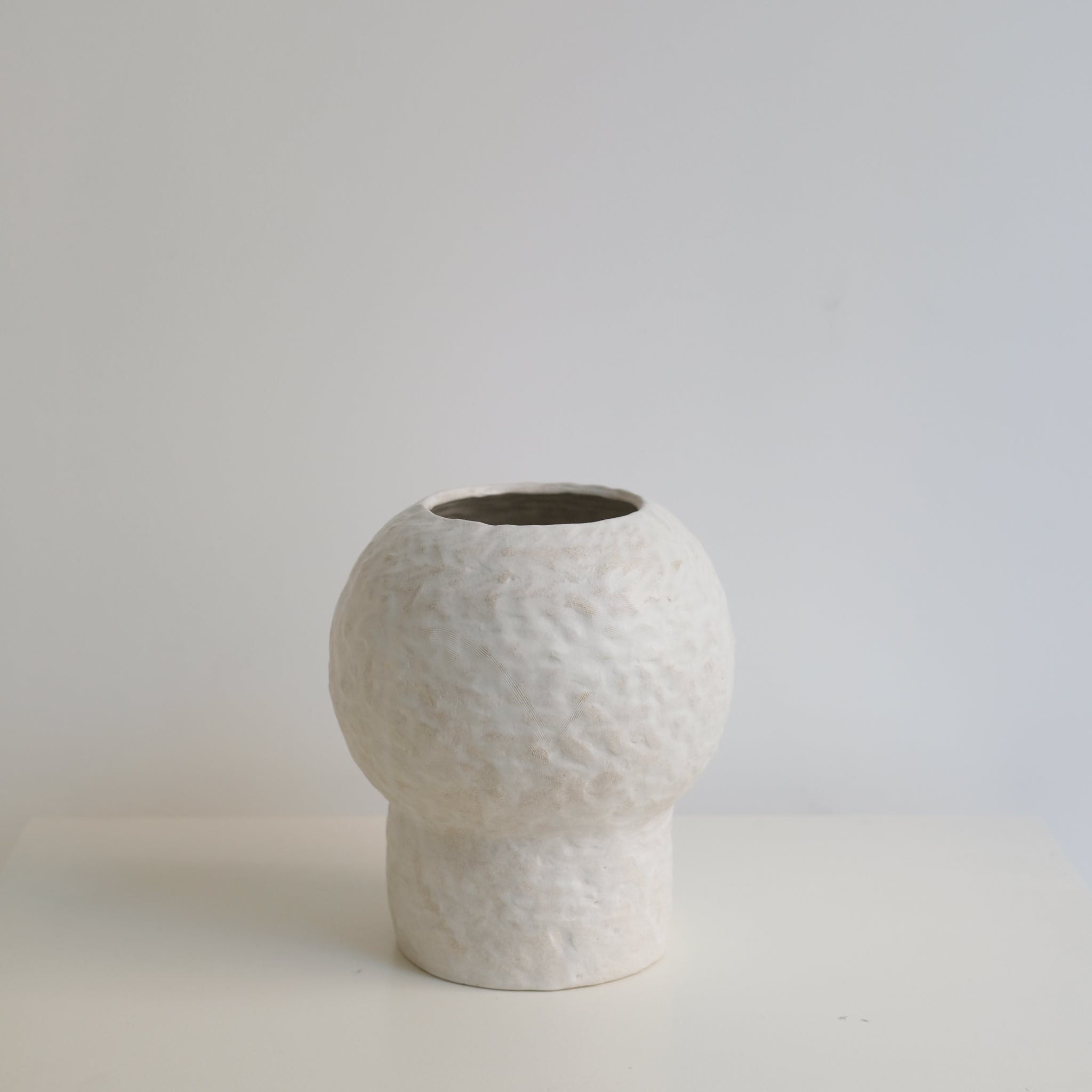 Vase 03 en grès blanc H24cm - Blanc texturé mat de Claire Cosnefroy chez Brutal Ceramics