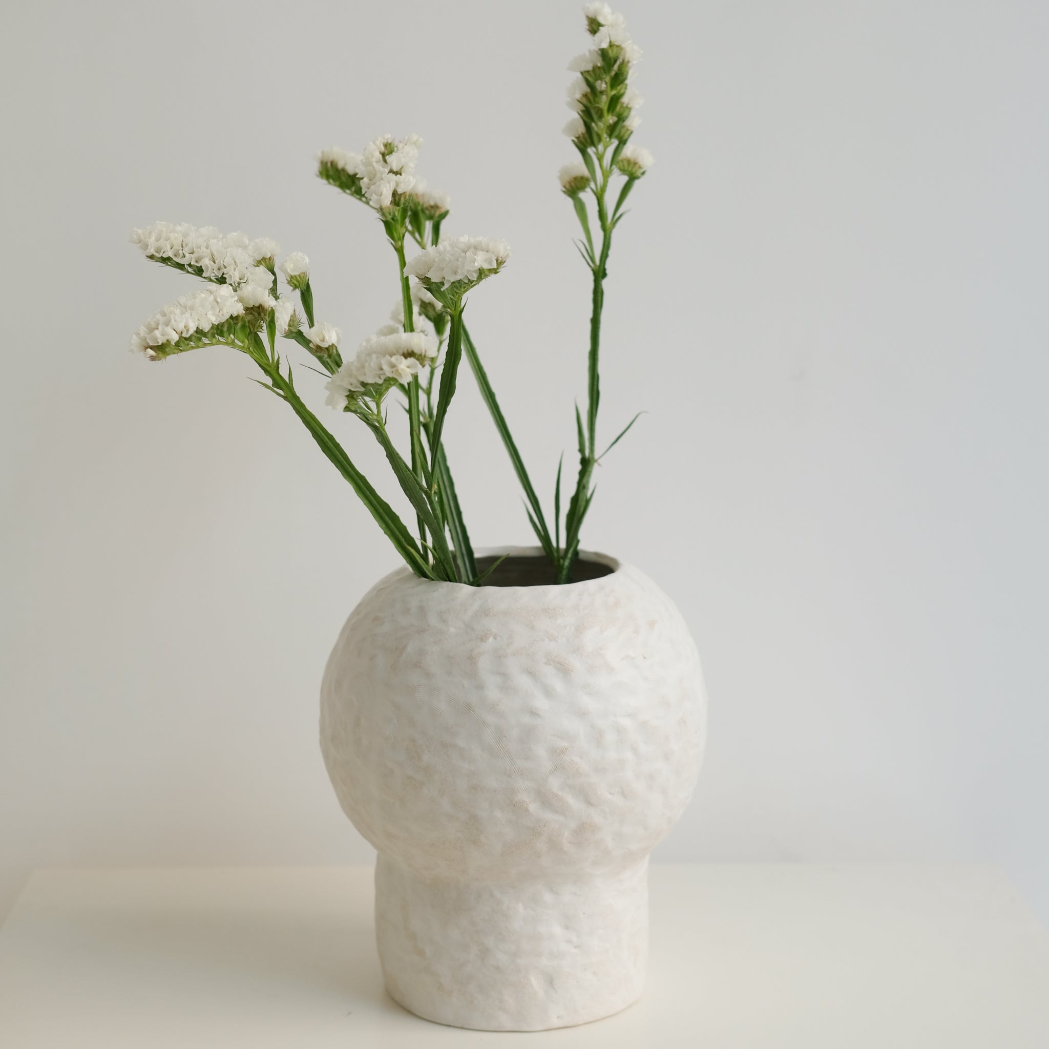 Vase 03 en grès blanc H24cm - Blanc texturé mat de Claire Cosnefroy chez Brutal Ceramics