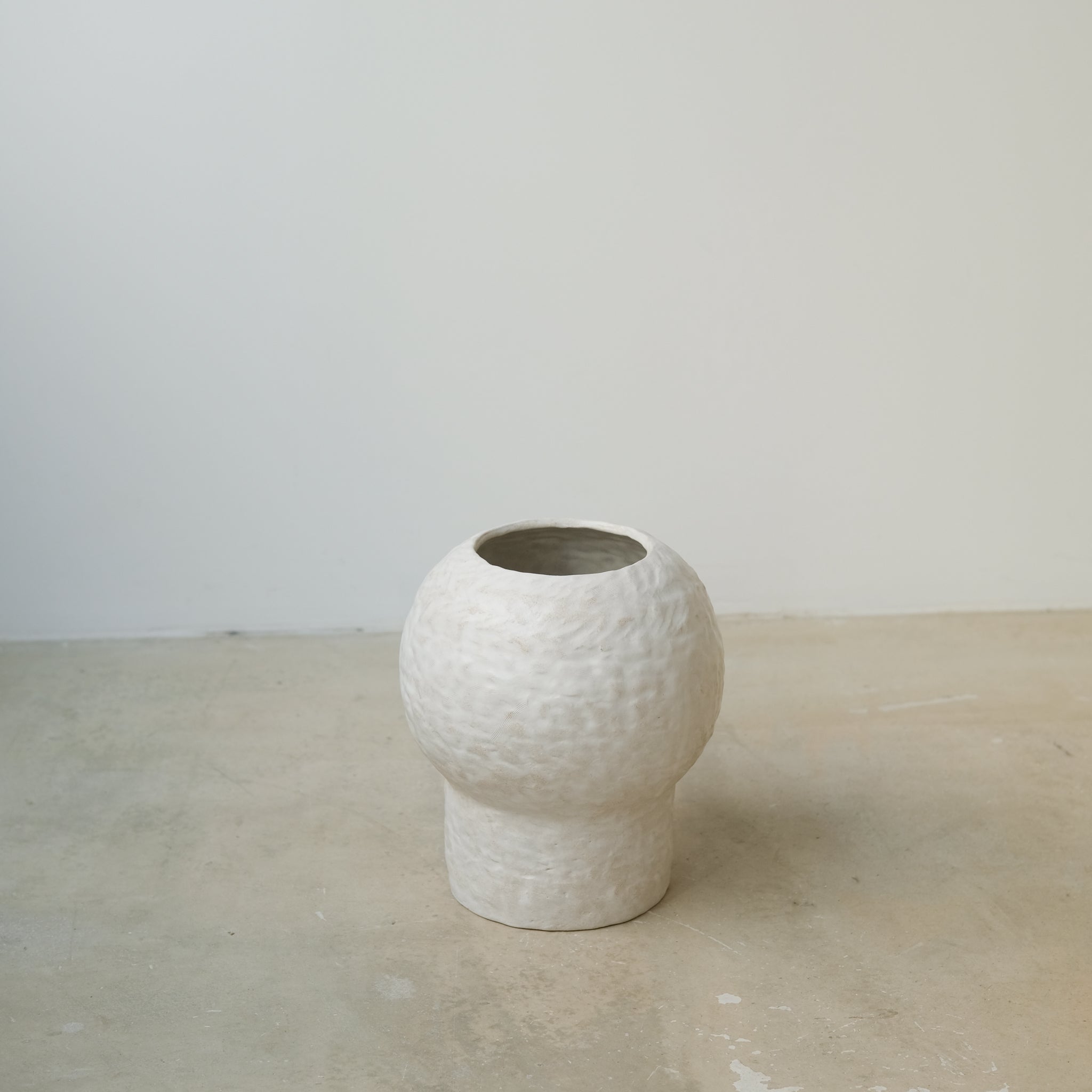 Vase 03 en grès blanc H24cm - Blanc texturé mat de Claire Cosnefroy chez Brutal Ceramics