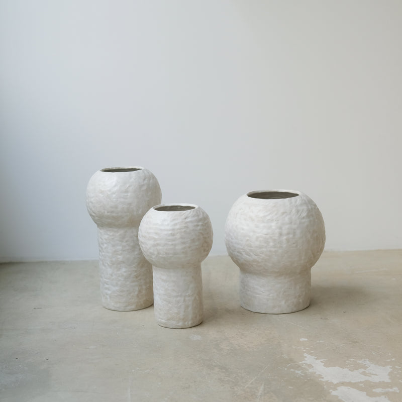 Vase 01 en grès blanc H24cm - Blanc texturé mat de Claire Cosnefroy chez Brutal Ceramics