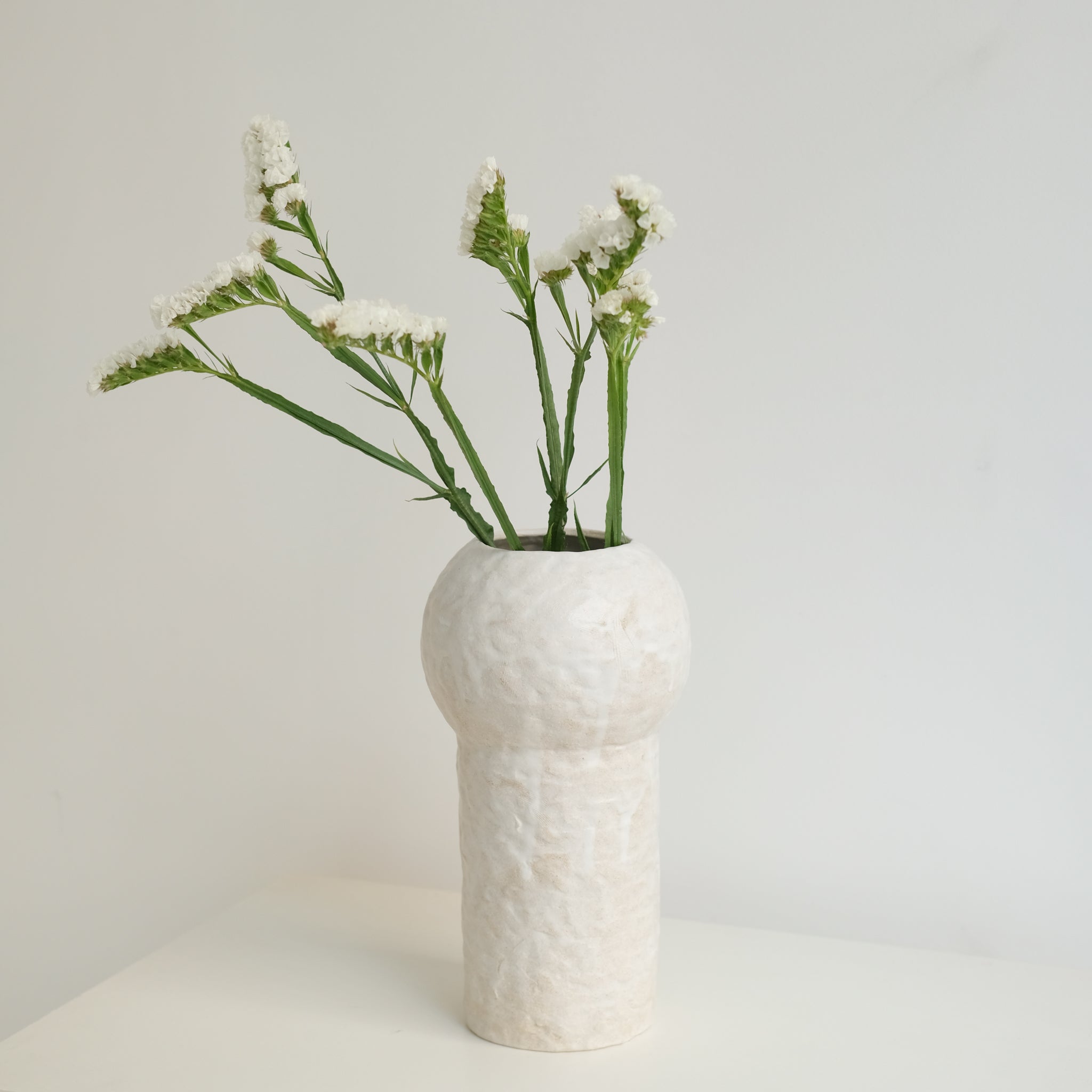 Vase 02 en grès blanc H29cm - Blanc texturé mat de Claire Cosnefroy chez Brutal Ceramics