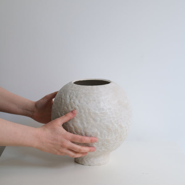 Vase 04 en grès blanc H26cm - Blanc texturé mat de Claire Cosnefroy chez Brutal Ceramics