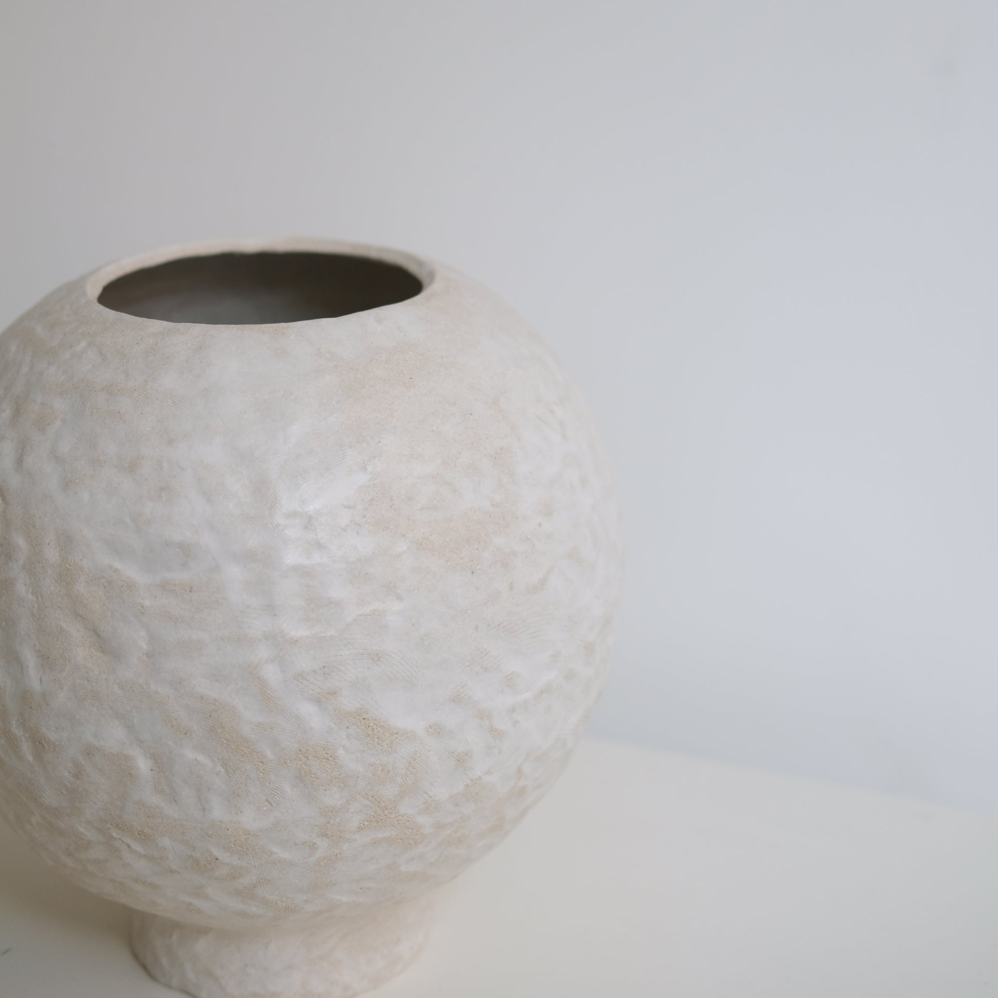 Vase 04 en grès blanc H26cm - Blanc texturé mat de Claire Cosnefroy chez Brutal Ceramics