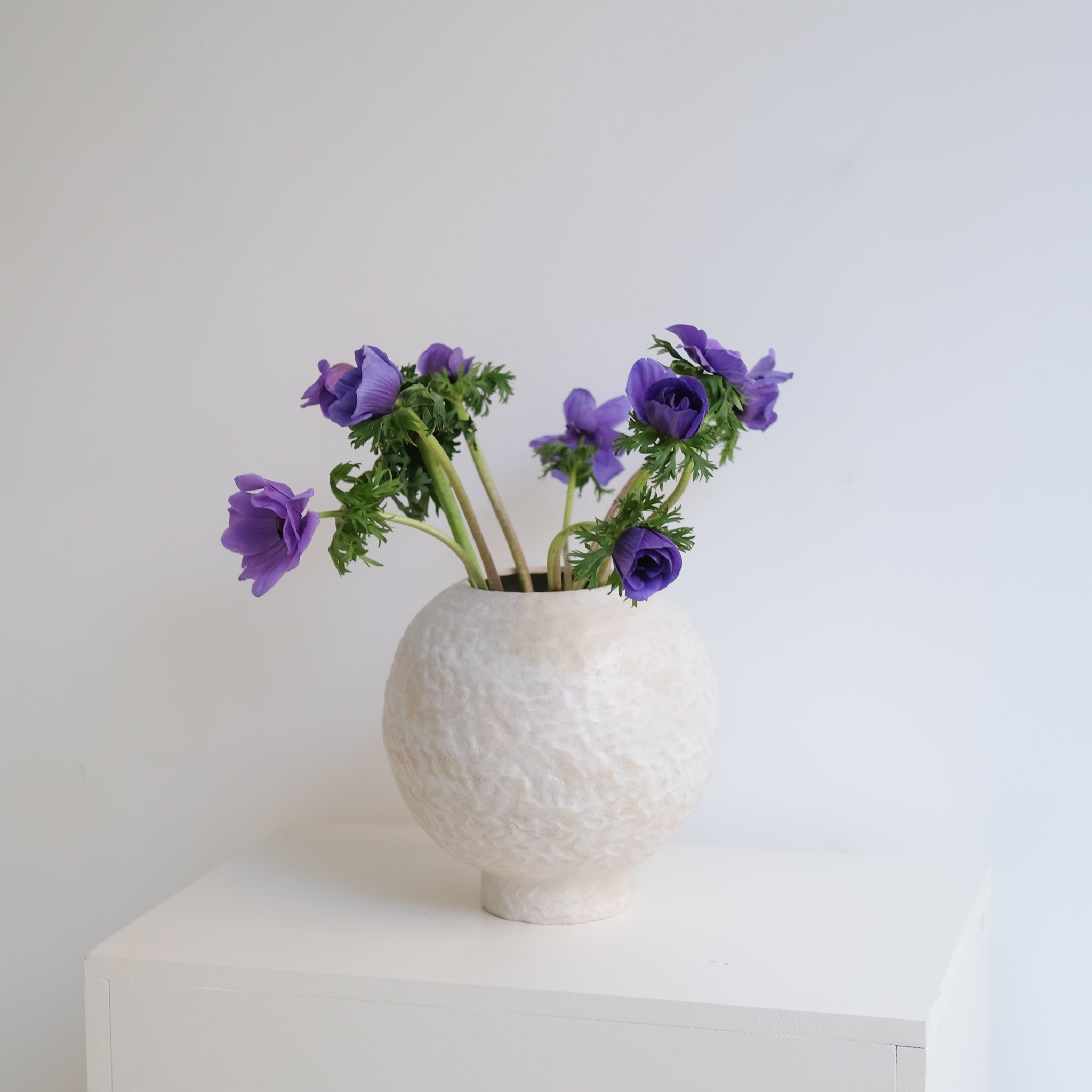 Vase 04 en grès blanc H26cm - Blanc texturé mat de Claire Cosnefroy chez Brutal Ceramics