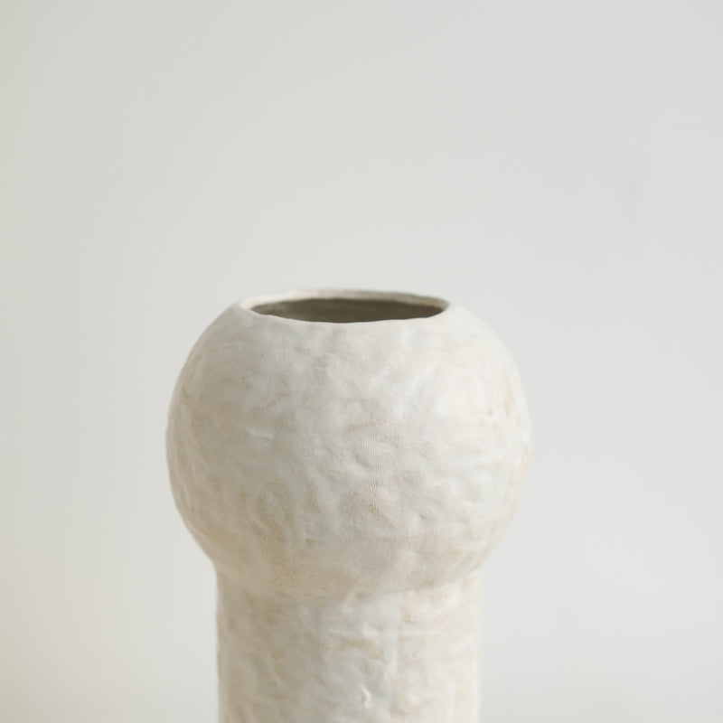 Vase 02 en grès blanc H29cm - Blanc texturé mat de Claire Cosnefroy chez Brutal Ceramics