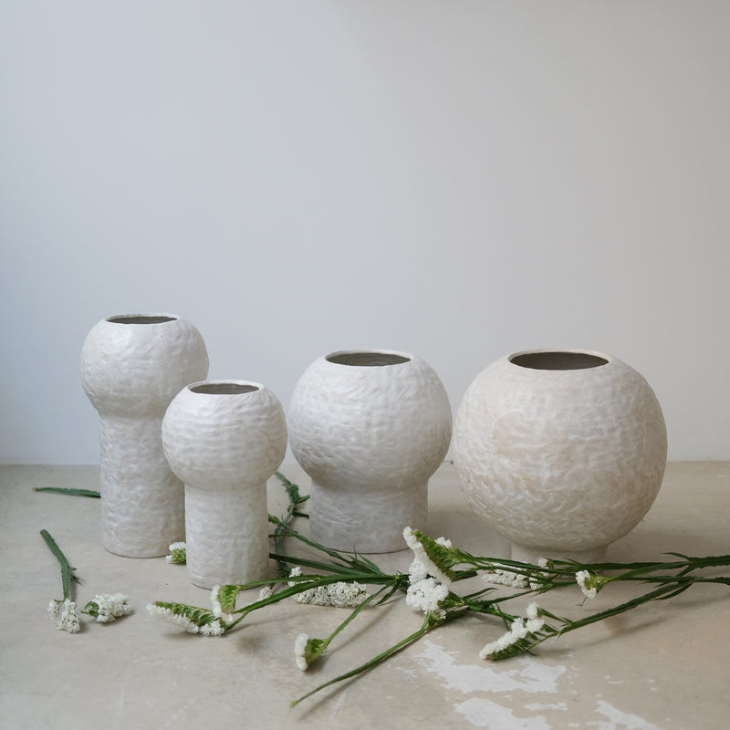 Vase 02 en grès blanc H29cm - Blanc texturé mat de Claire Cosnefroy chez Brutal Ceramics