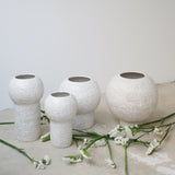 Vase 04 en grès blanc H26cm - Blanc texturé mat de Claire Cosnefroy chez Brutal Ceramics
