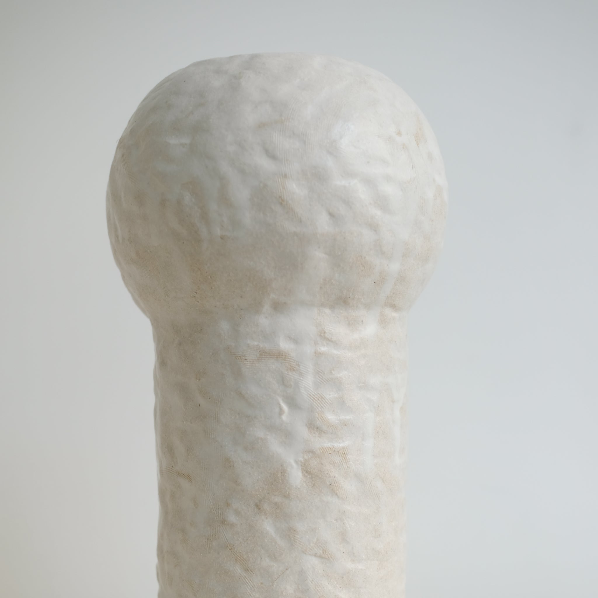 Vase 02 en grès blanc H29cm - Blanc texturé mat de Claire Cosnefroy chez Brutal Ceramics