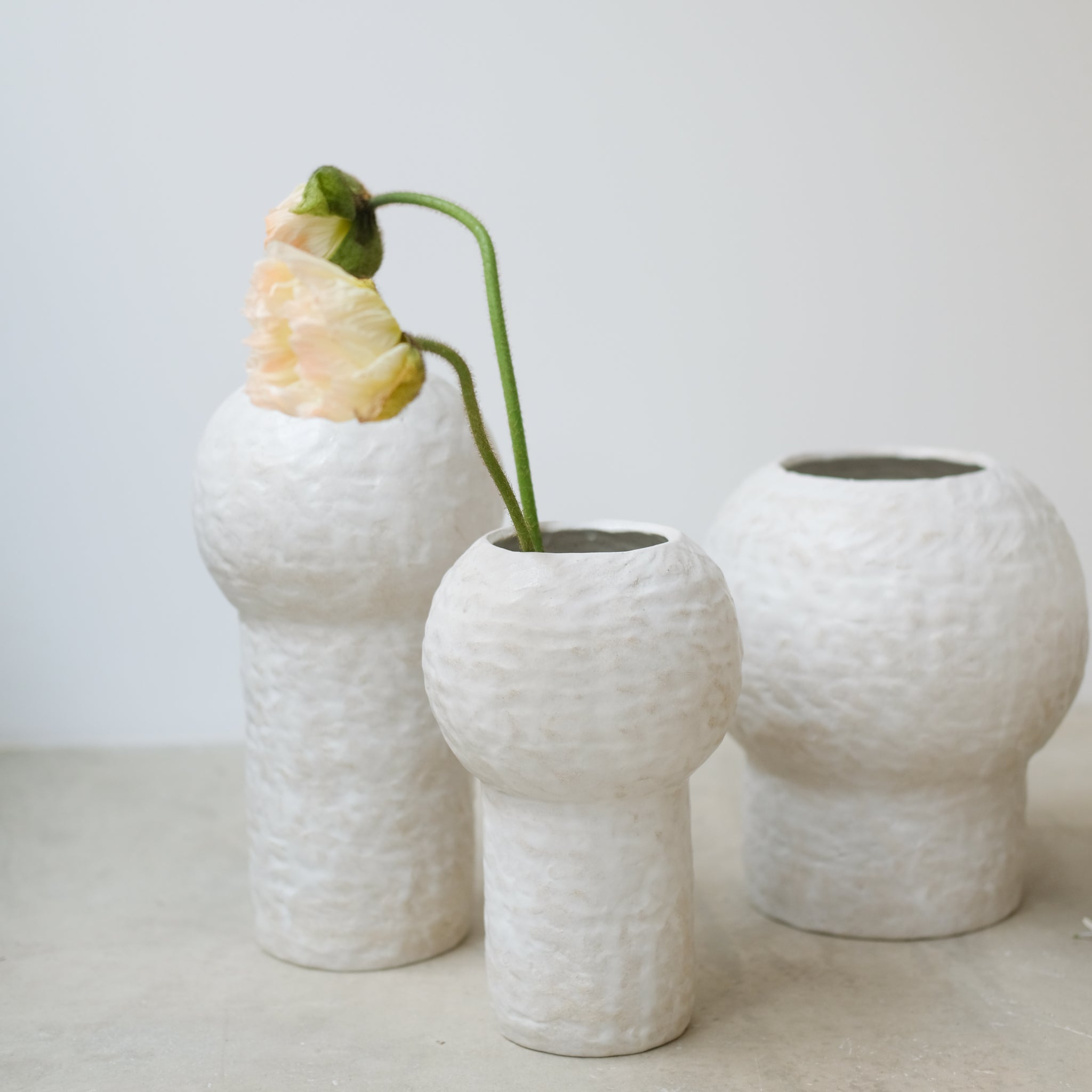 Vase 01 en grès blanc H24cm - Blanc texturé mat de Claire Cosnefroy chez Brutal Ceramics