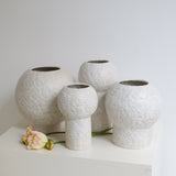 Vase 03 en grès blanc H24cm - Blanc texturé mat de Claire Cosnefroy chez Brutal Ceramics