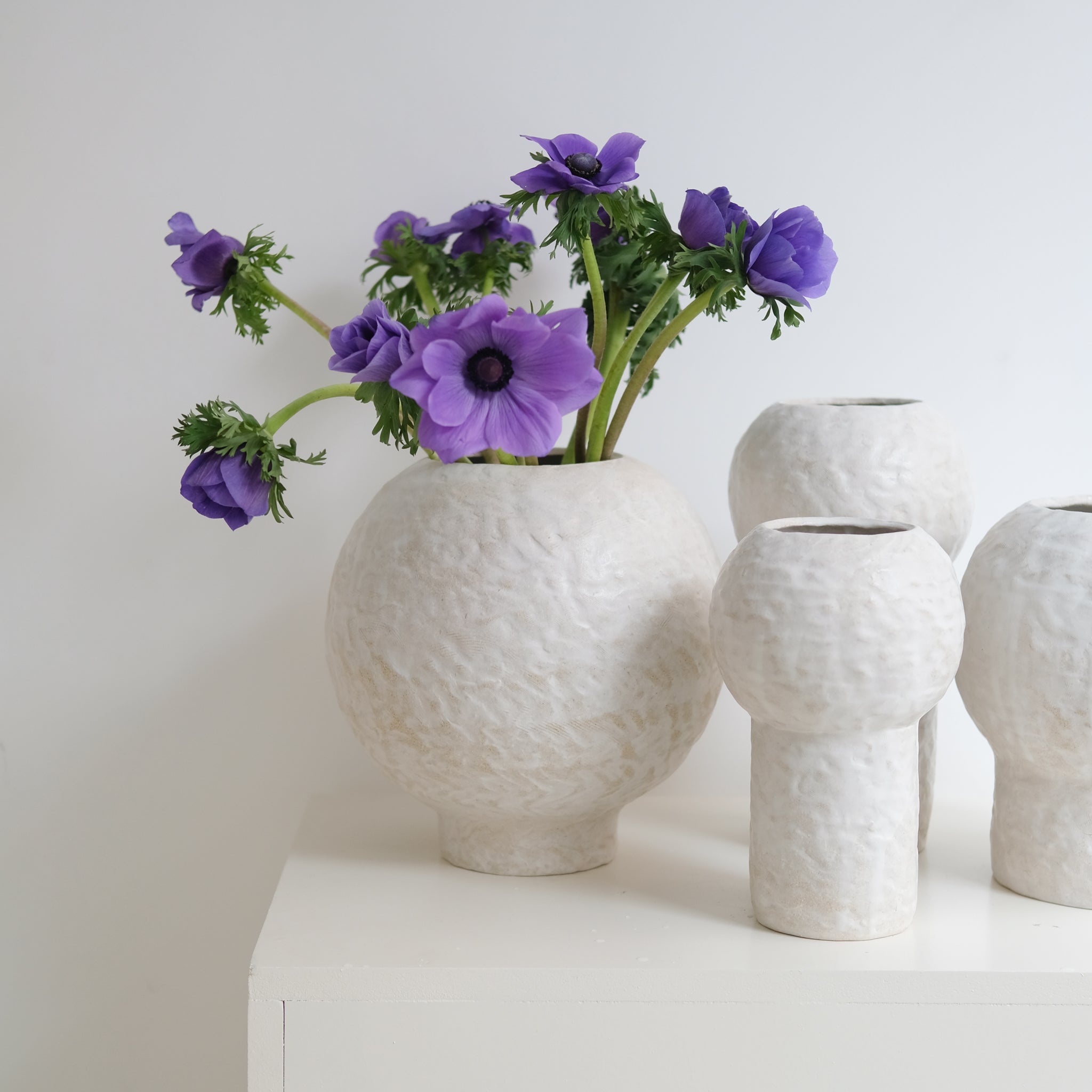 Vase 01 en grès blanc H24cm - Blanc texturé mat de Claire Cosnefroy chez Brutal Ceramics