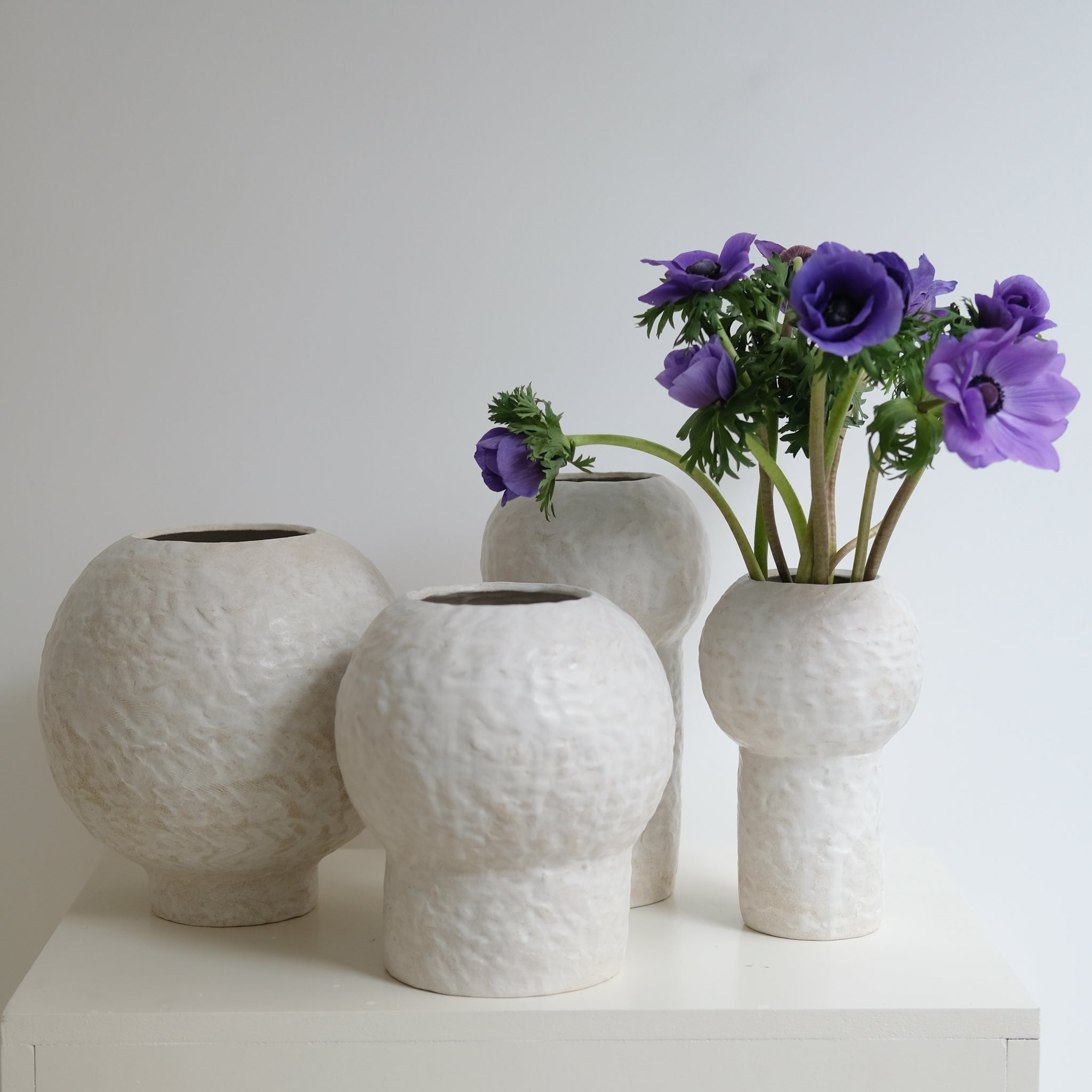 Vase 03 en grès blanc H24cm - Blanc texturé mat de Claire Cosnefroy chez Brutal Ceramics