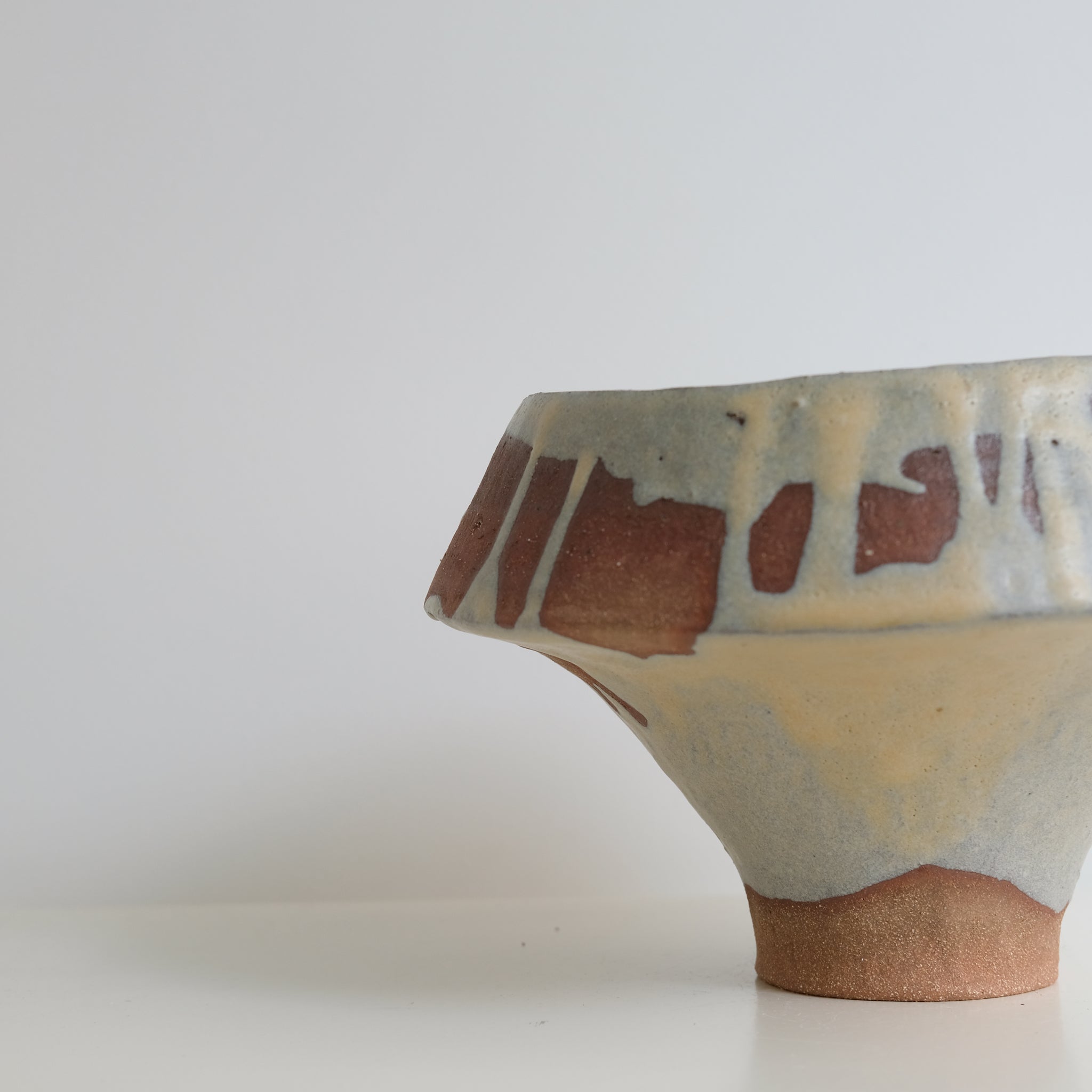 Vase en grès rouge H18cm beige par la céramiste Hélène Maury chez Brutal Ceramics