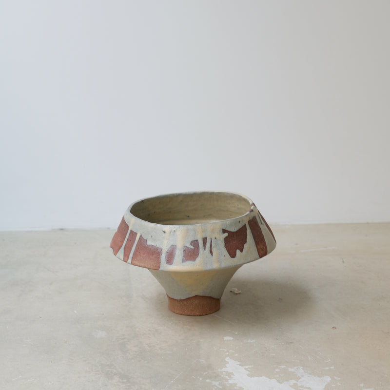 Vase en grès rouge H18cm beige par la céramiste Hélène Maury chez Brutal Ceramics
