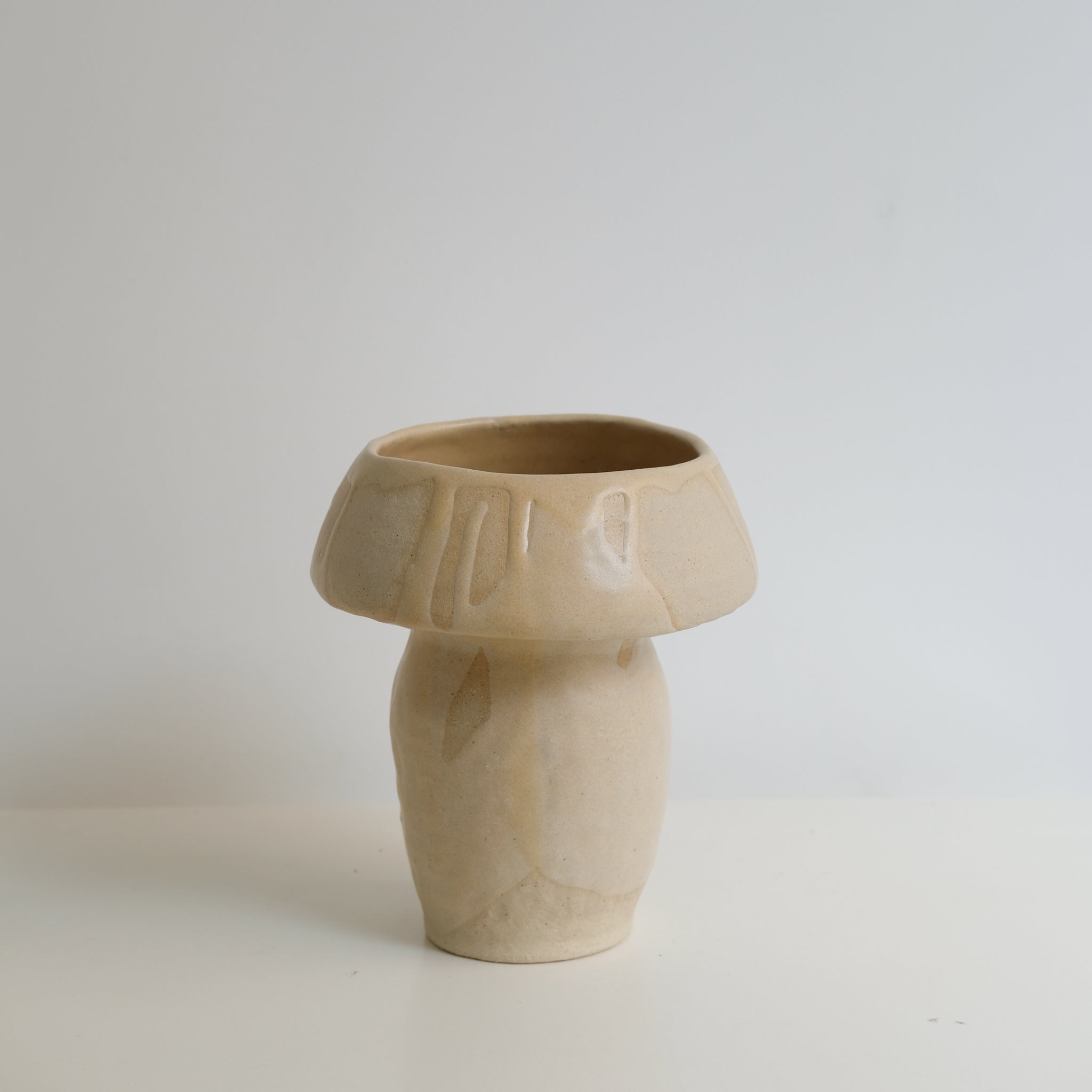 Vase en grès H23cm beige par la céramiste Hélène Maury chez Brutal Ceramics