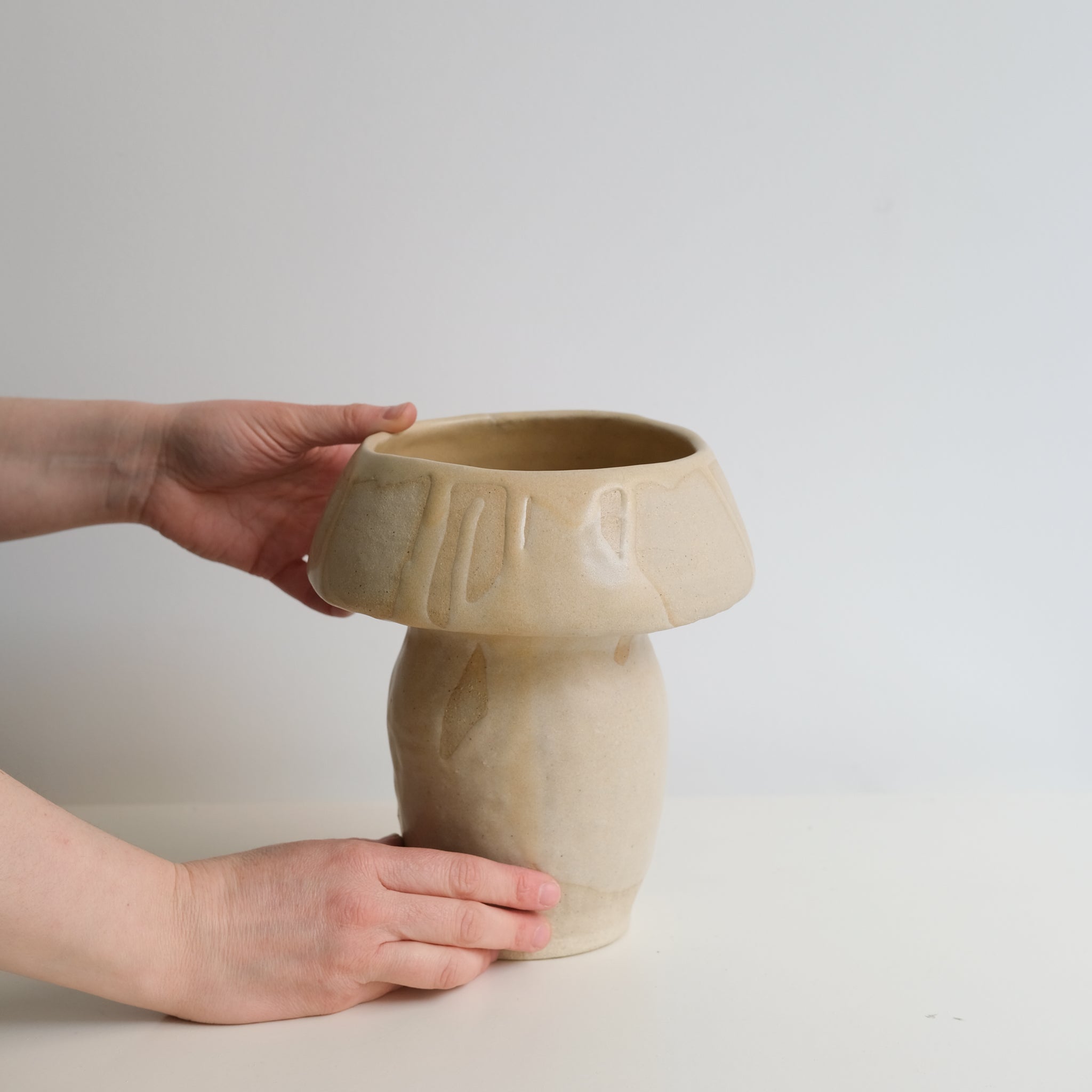 Vase en grès H23cm beige par la céramiste Hélène Maury chez Brutal Ceramics