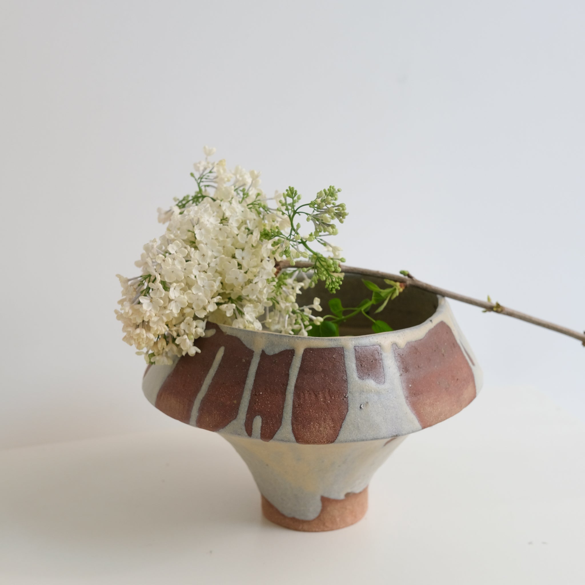 Vase en grès rouge H18cm beige par la céramiste Hélène Maury chez Brutal Ceramics