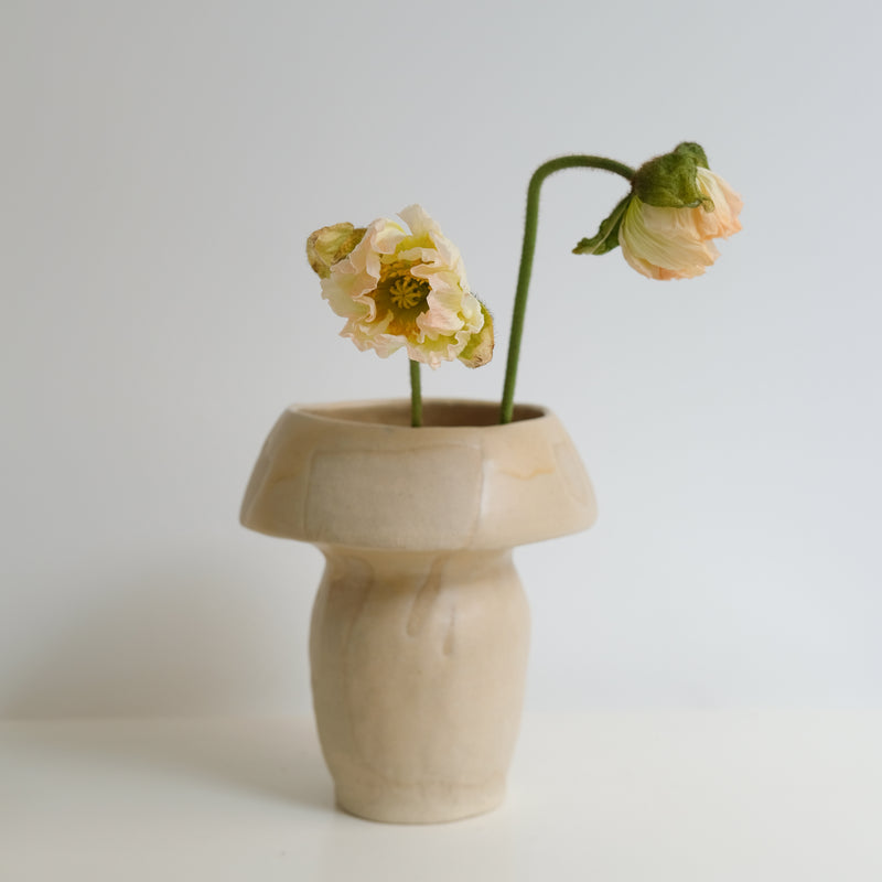 Vase en grès H23cm beige par la céramiste Hélène Maury chez Brutal Ceramics