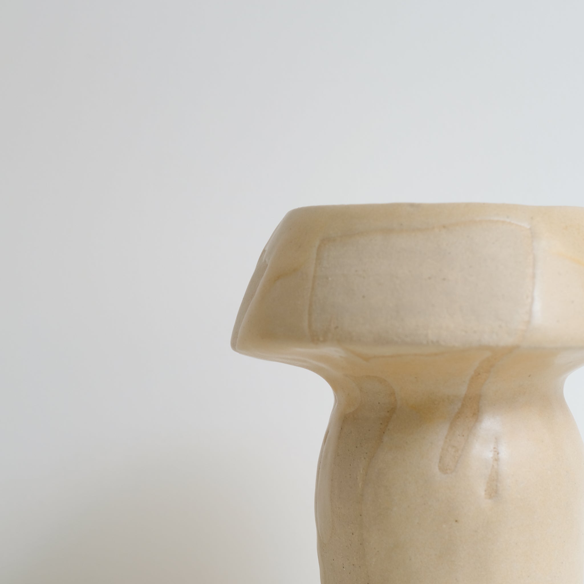 Vase en grès H23cm beige par la céramiste Hélène Maury chez Brutal Ceramics