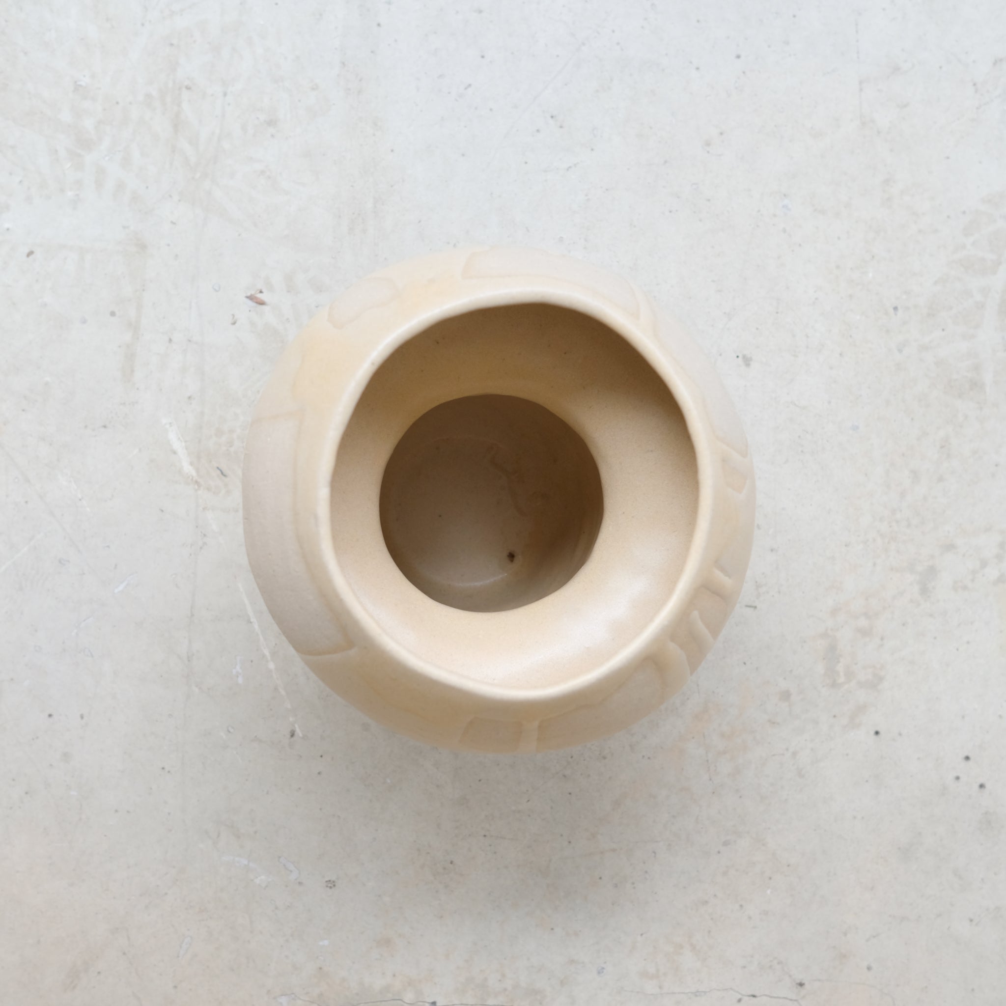 Vase en grès H23cm beige par la céramiste Hélène Maury chez Brutal Ceramics