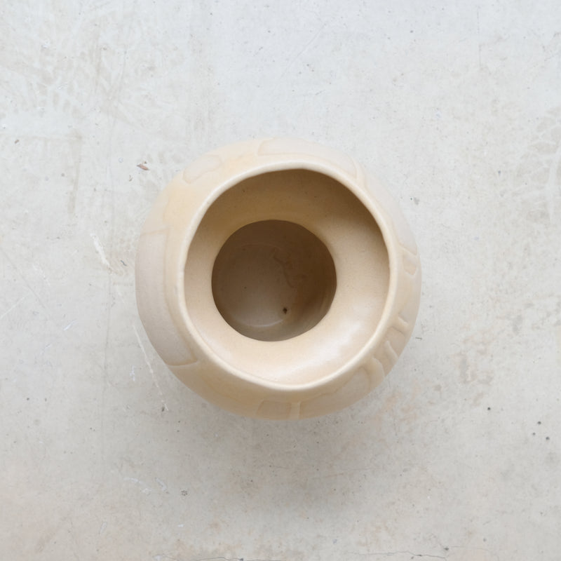 Vase en grès H23cm beige par la céramiste Hélène Maury chez Brutal Ceramics