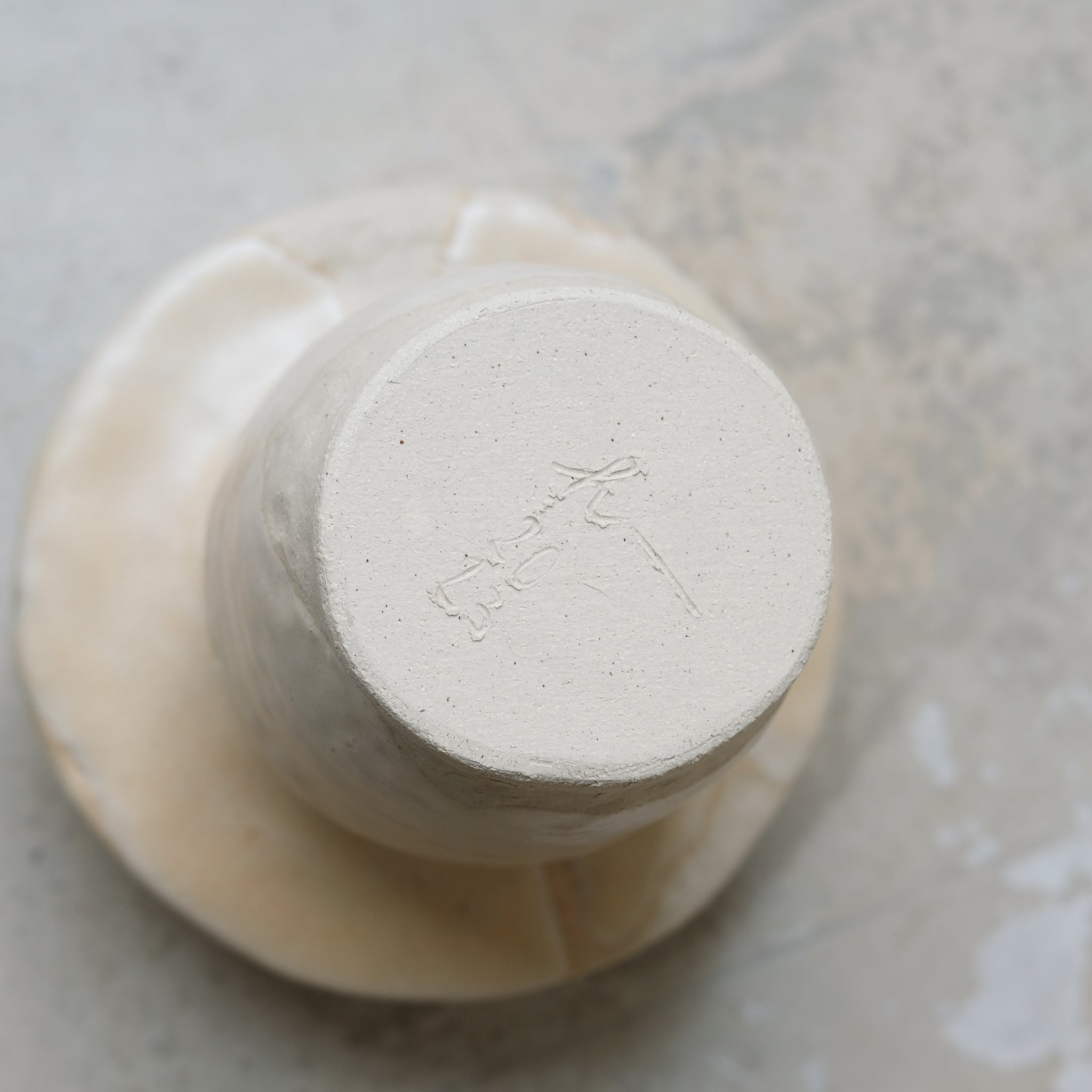 Vase en grès H23cm beige par la céramiste Hélène Maury chez Brutal Ceramics