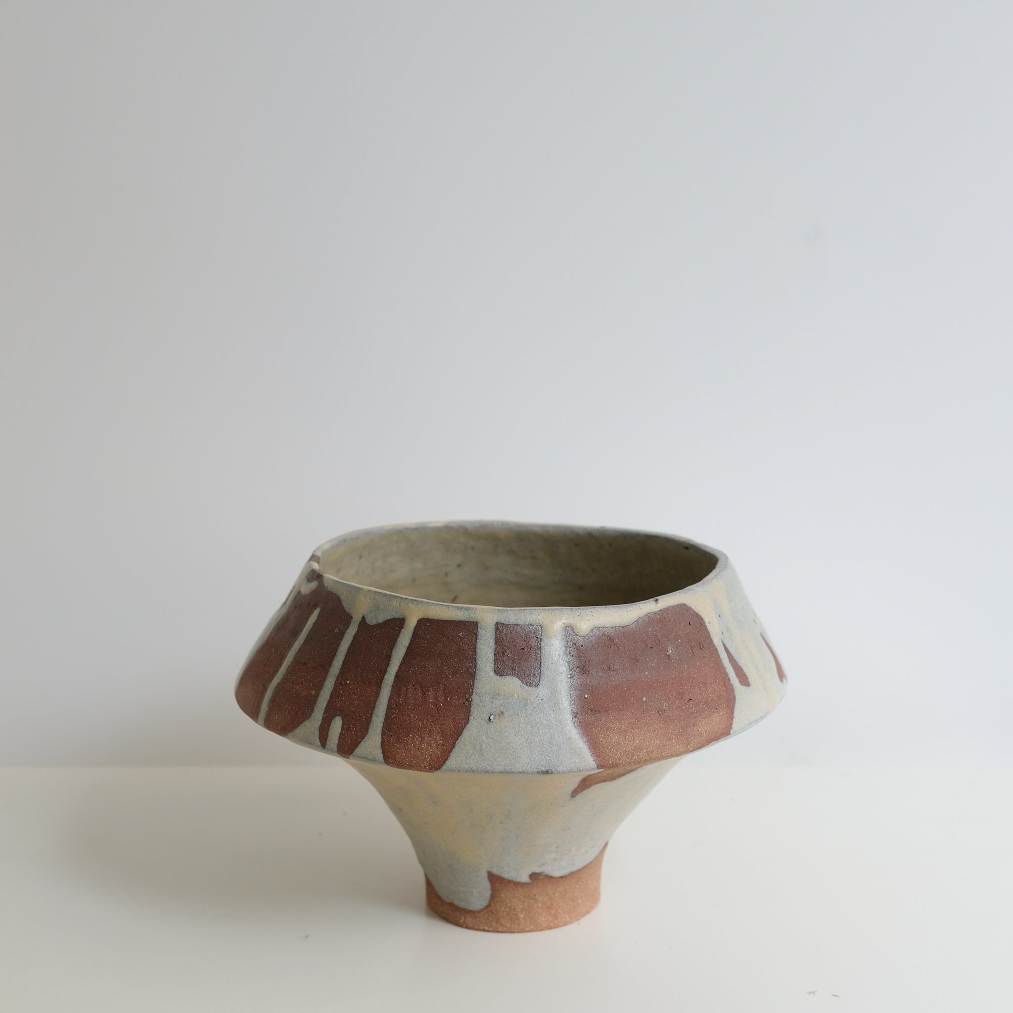 Vase en grès rouge H18cm beige par la céramiste Hélène Maury chez Brutal Ceramics