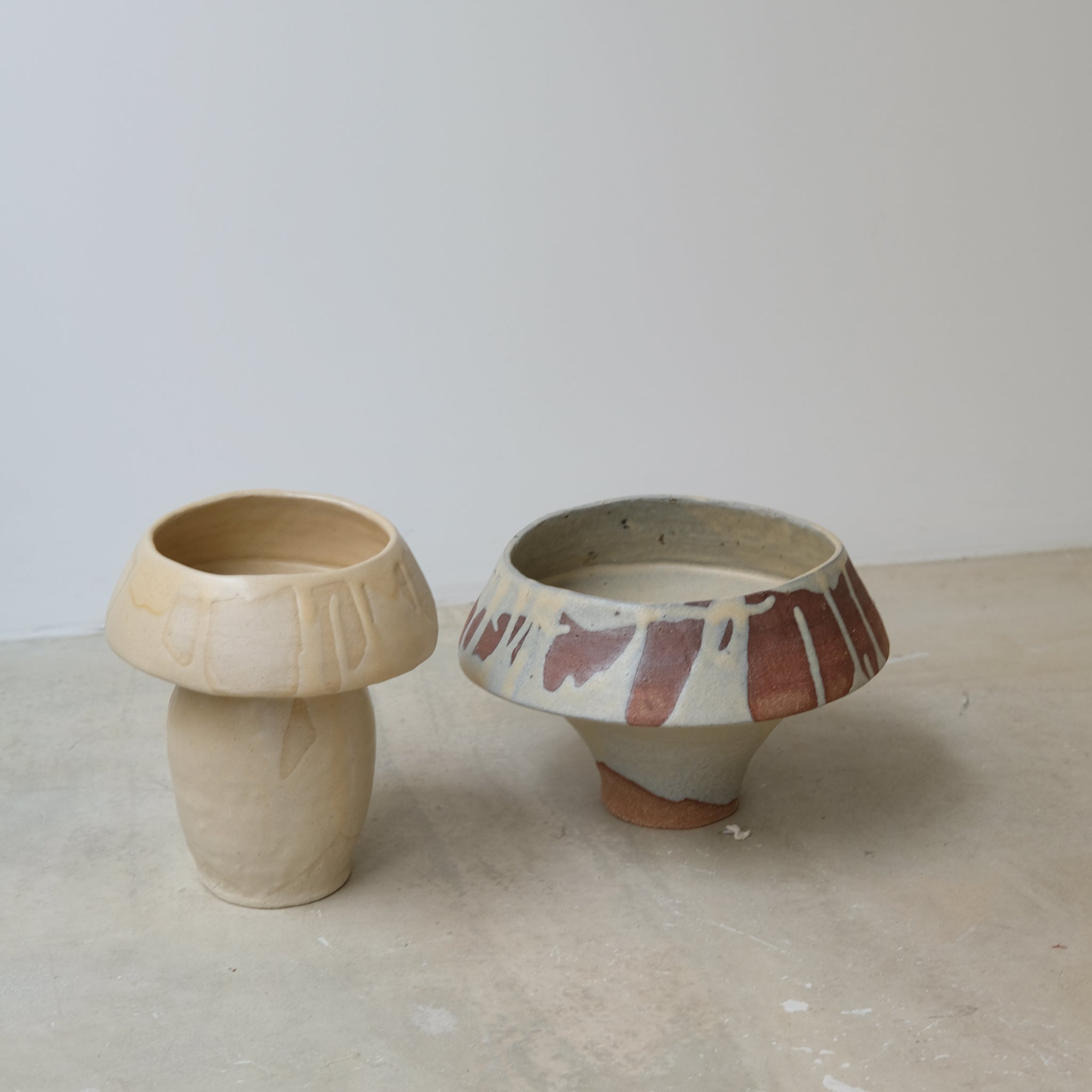 Vase en grès rouge H18cm beige par la céramiste Hélène Maury chez Brutal Ceramics