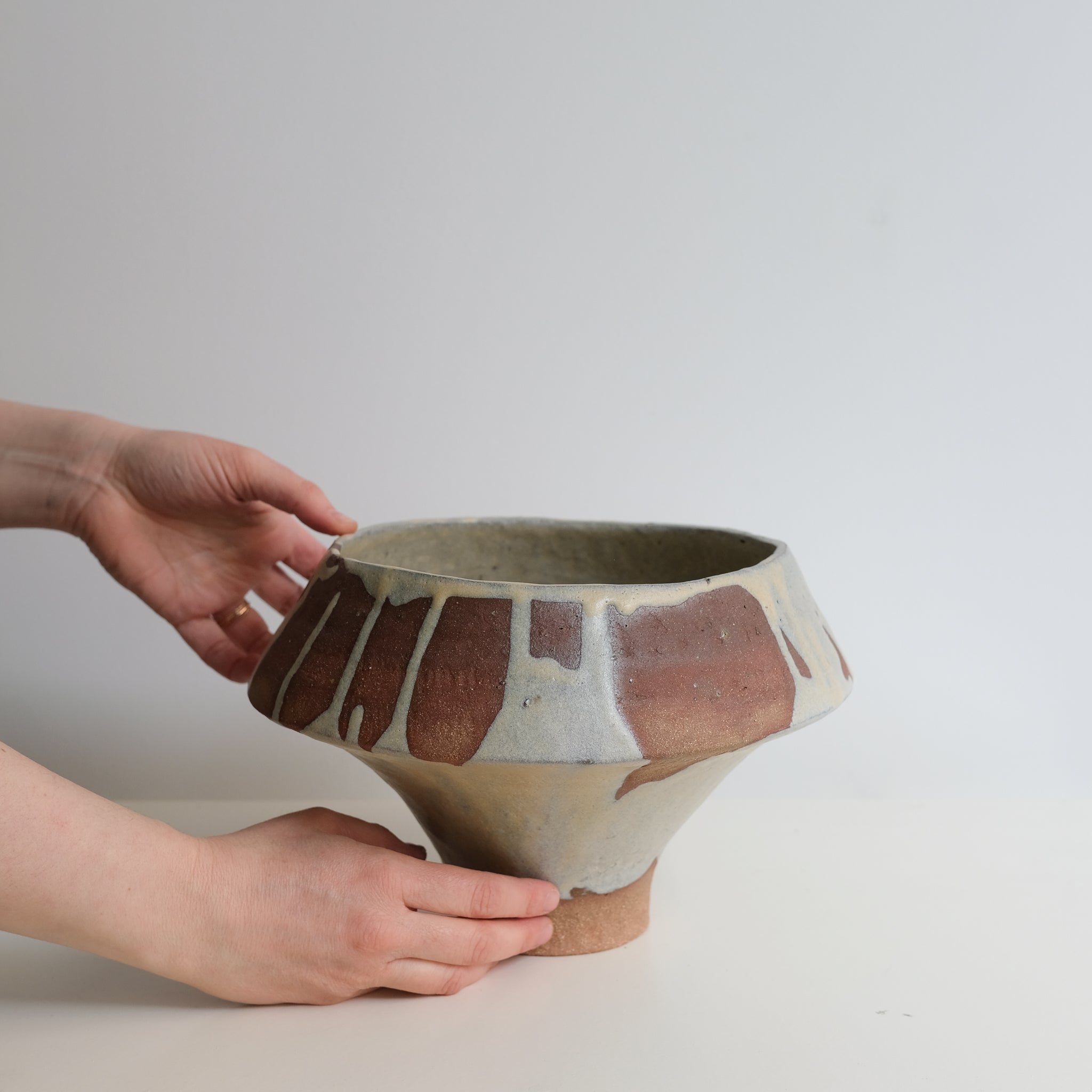 Vase en grès rouge H18cm beige par la céramiste Hélène Maury chez Brutal Ceramics