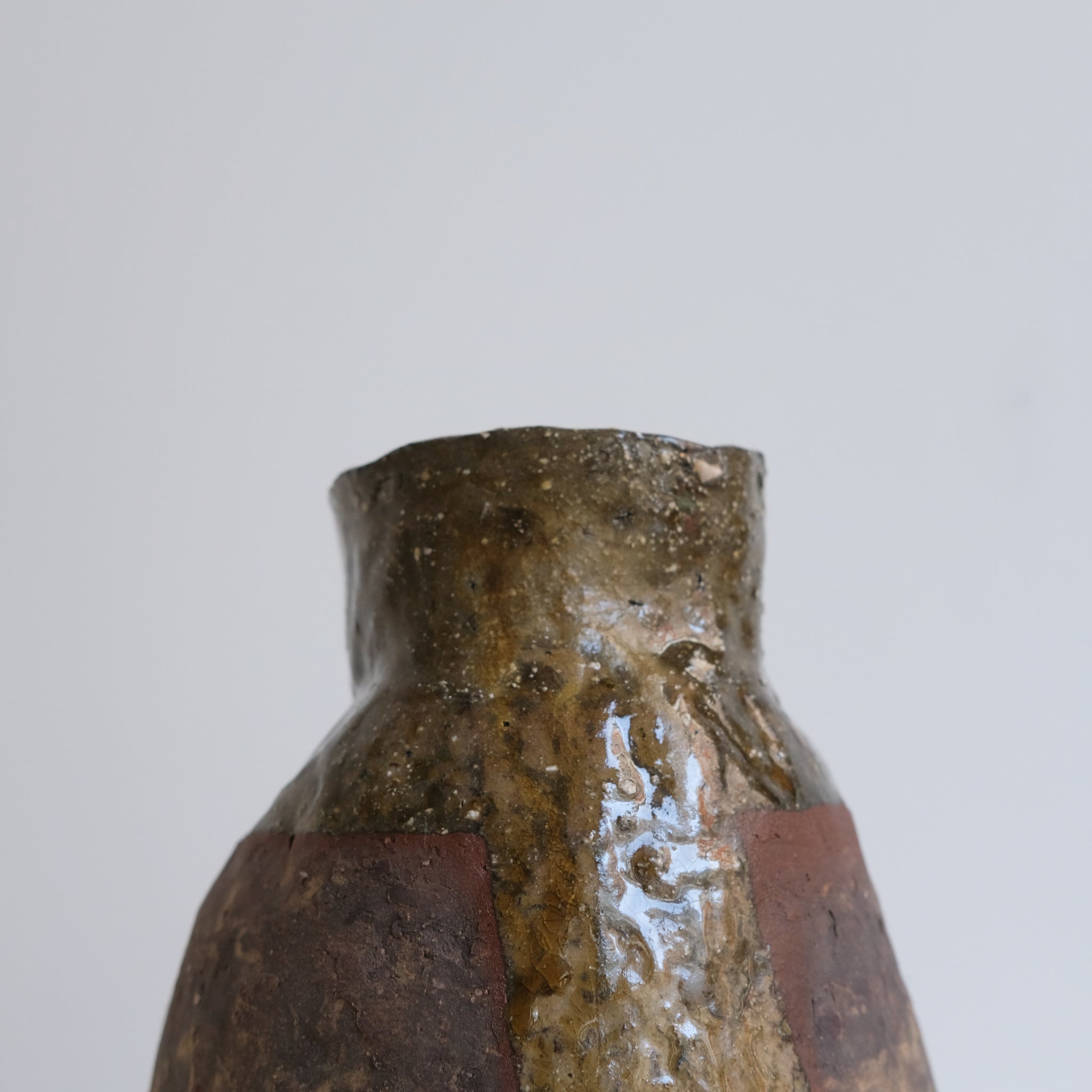 Vase en grès sauvage H 29cm - rouge, ocre de Judith Lasry chez Brutal Ceramics