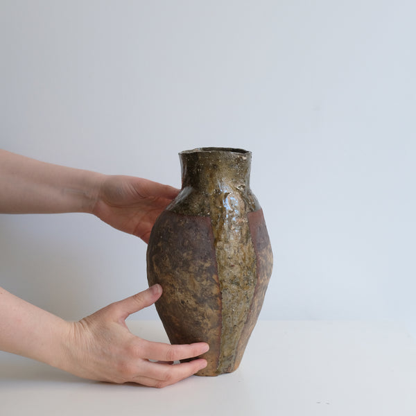Vase en grès sauvage H 29cm - rouge, ocre de Judith Lasry chez Brutal Ceramics