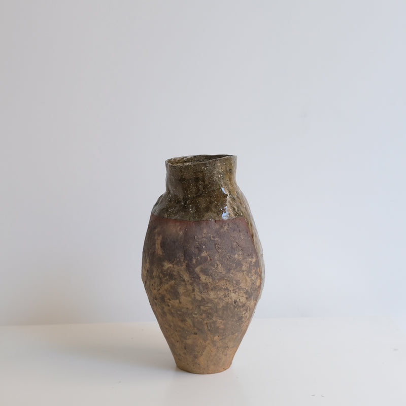 Vase en grès sauvage H 29cm - rouge, ocre de Judith Lasry chez Brutal Ceramics