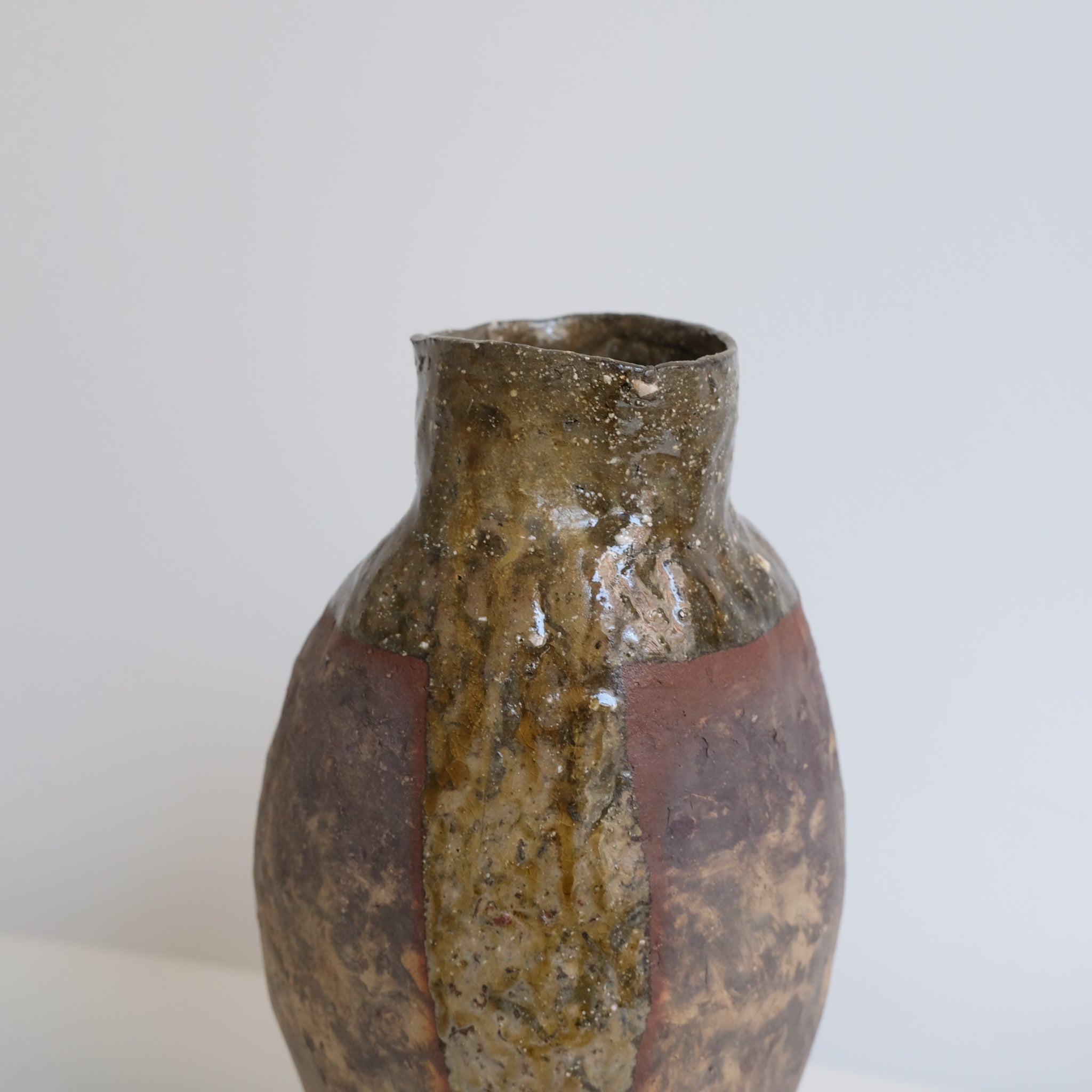 Vase en grès sauvage H 29cm - rouge, ocre de Judith Lasry chez Brutal Ceramics