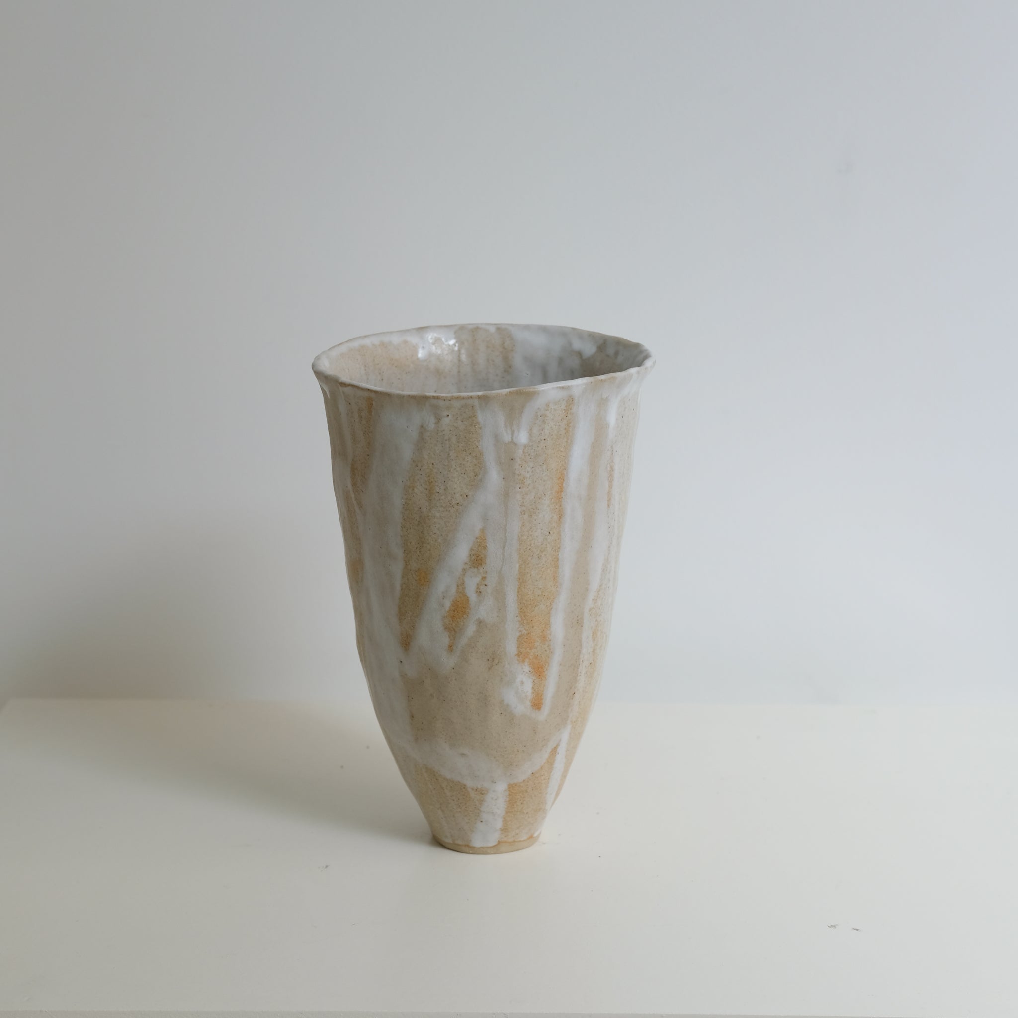 Vase 01 en grès H 27cm - Blanc beige Lola Moreau chez Brutal Ceramics
